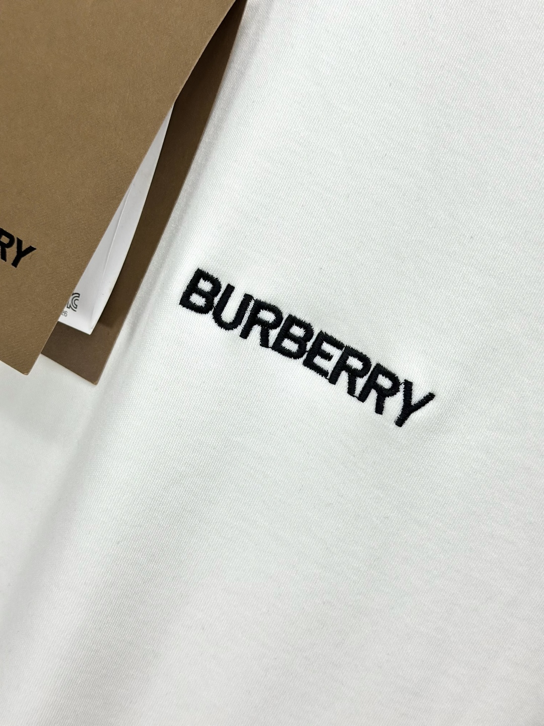 Burberry巴宝莉、2025秋冬新款刺绣长袖打底T恤！选用棉中贵族PIMA棉的高端80支纱线，慕斯棉