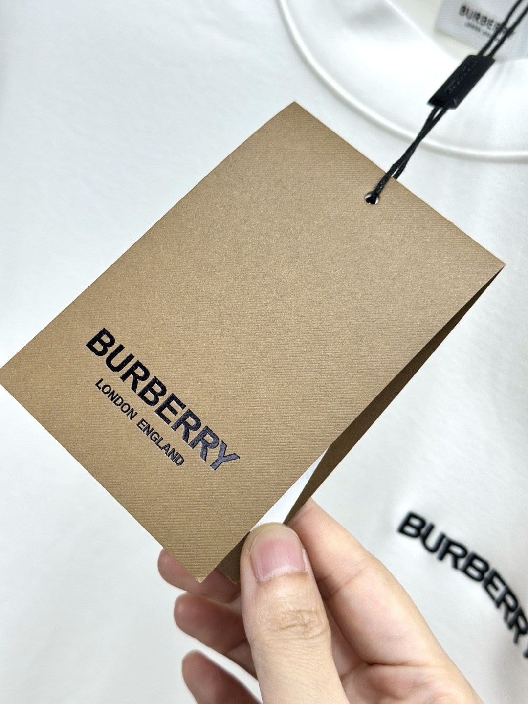 Burberry巴宝莉、2025秋冬新款刺绣长袖打底T恤！选用棉中贵族PIMA棉的高端80支纱线，慕斯棉