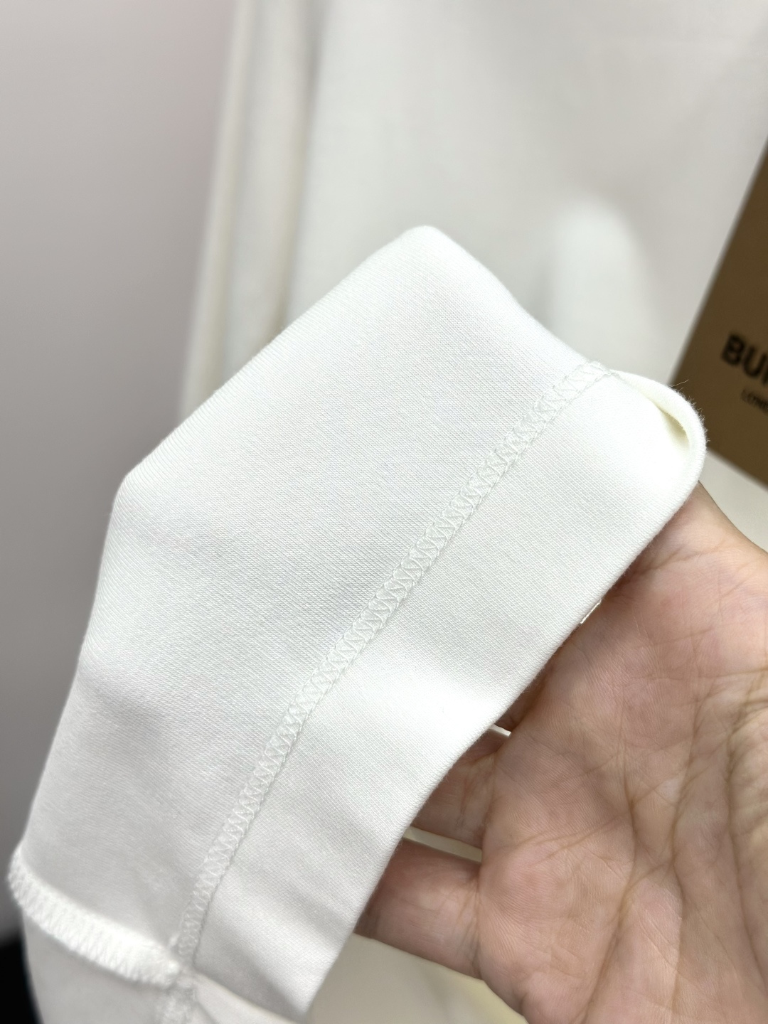 Burberry巴宝莉、2025秋冬新款刺绣长袖打底T恤！选用棉中贵族PIMA棉的高端80支纱线，慕斯棉