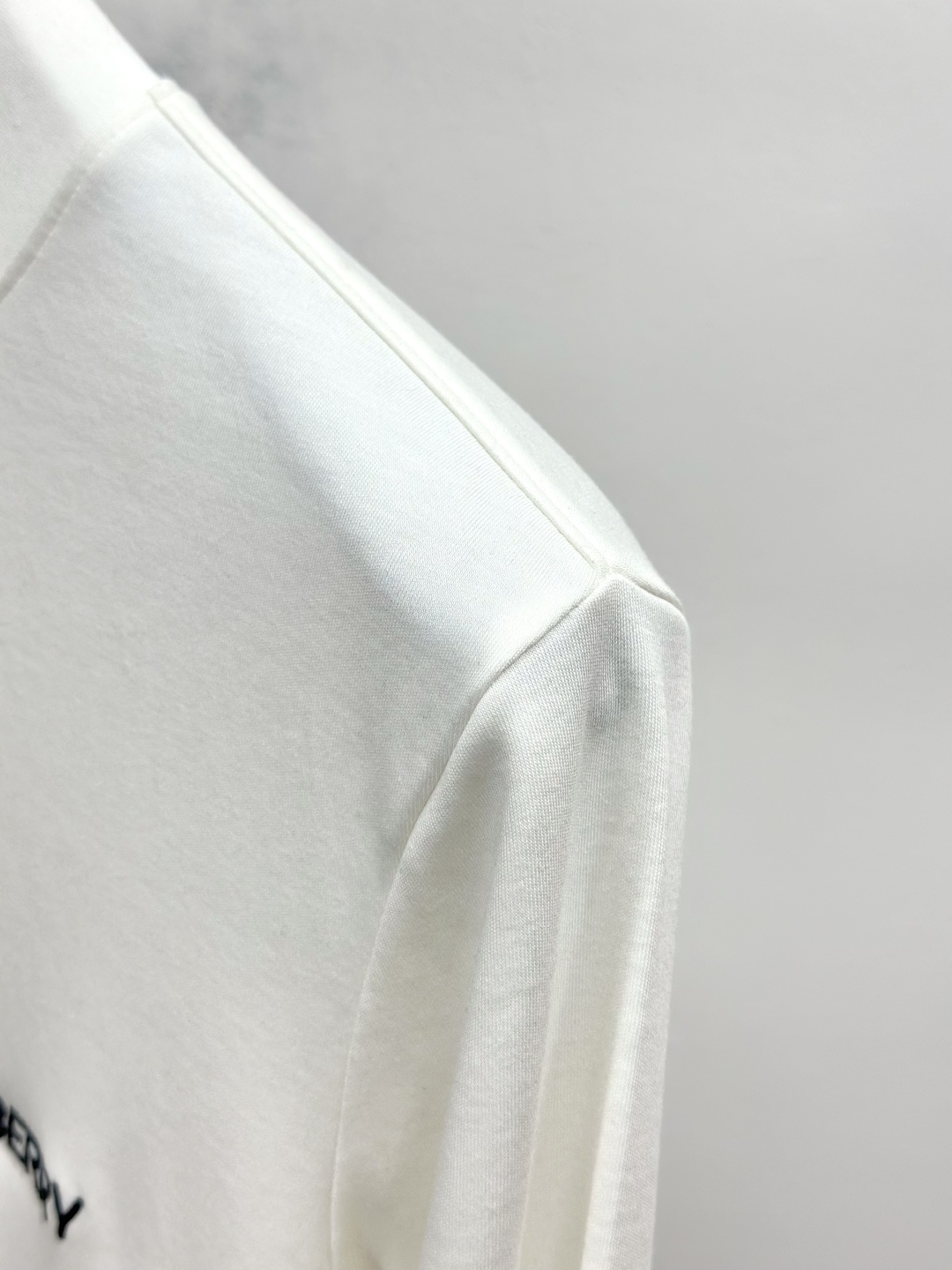Burberry巴宝莉、2025秋冬新款刺绣长袖打底T恤！选用棉中贵族PIMA棉的高端80支纱线，慕斯棉
