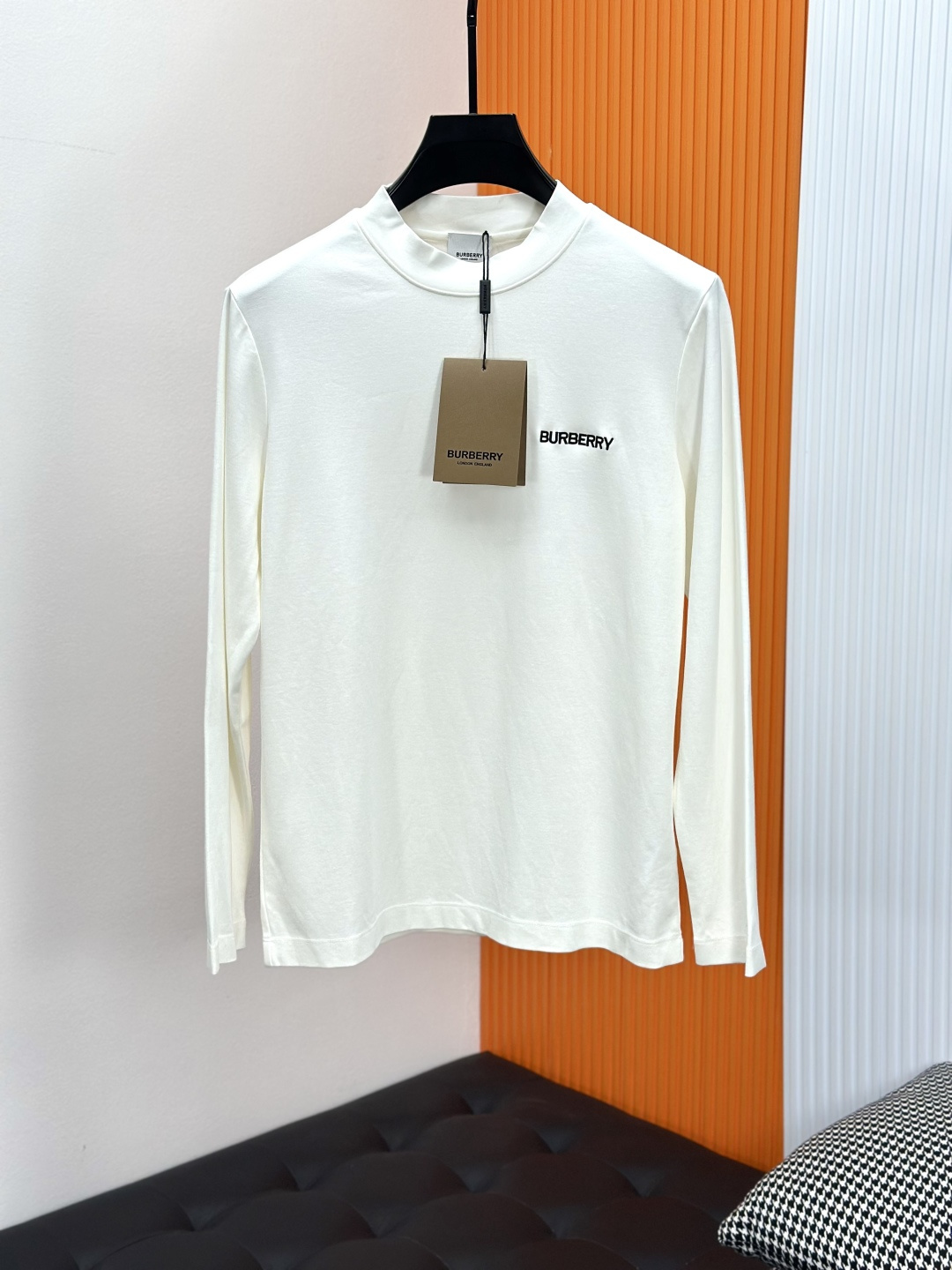 Burberry巴宝莉、2025秋冬新款刺绣长袖打底T恤！选用棉中贵族PIMA棉的高端80支纱线，慕斯棉