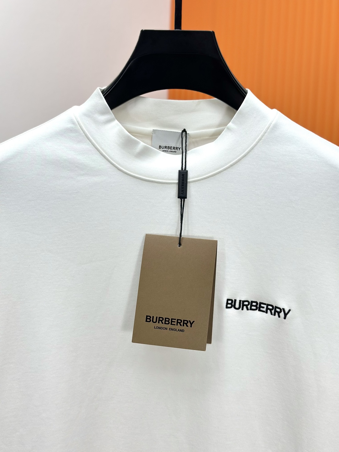 Burberry巴宝莉、2025秋冬新款刺绣长袖打底T恤！选用棉中贵族PIMA棉的高端80支纱线，慕斯棉