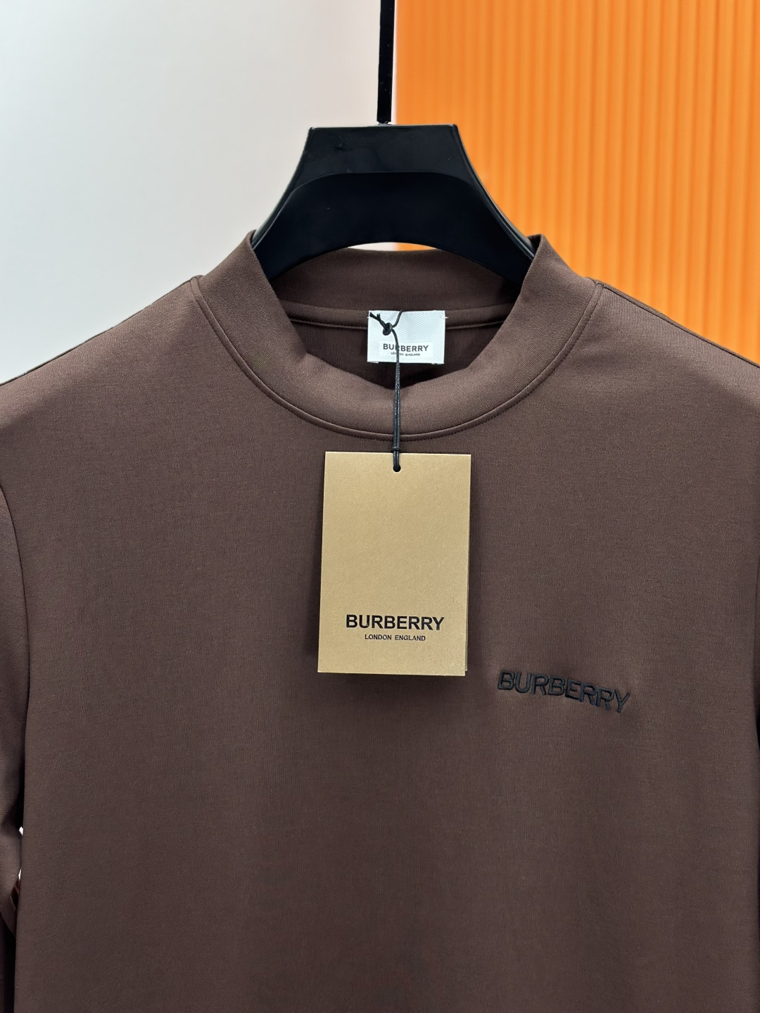 Burberry巴宝莉、2025秋冬新款刺绣长袖打底T恤！选用棉中贵族PIMA棉的高端80支纱线，慕斯棉