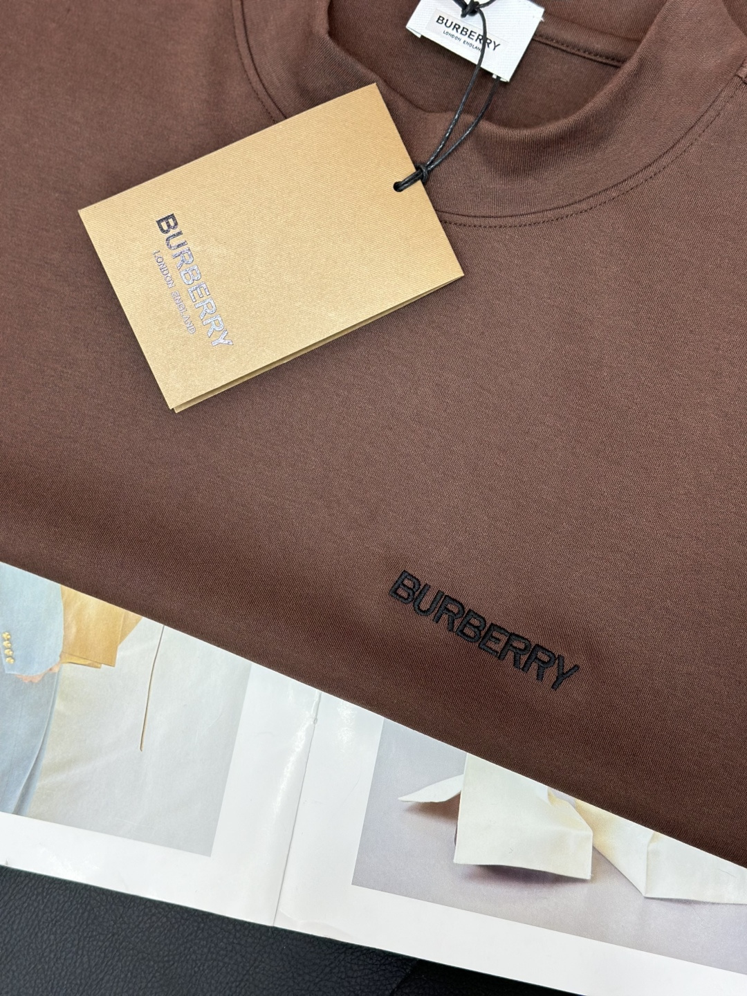 Burberry巴宝莉、2025秋冬新款刺绣长袖打底T恤！选用棉中贵族PIMA棉的高端80支纱线，慕斯棉