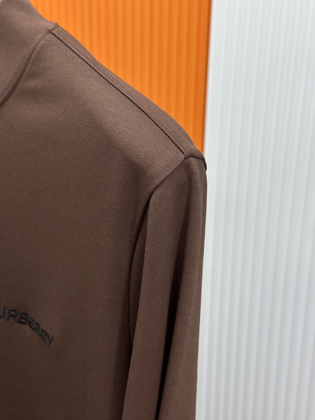 Burberry巴宝莉、2025秋冬新款刺绣长袖打底T恤！选用棉中贵族PIMA棉的高端80支纱线，慕斯棉