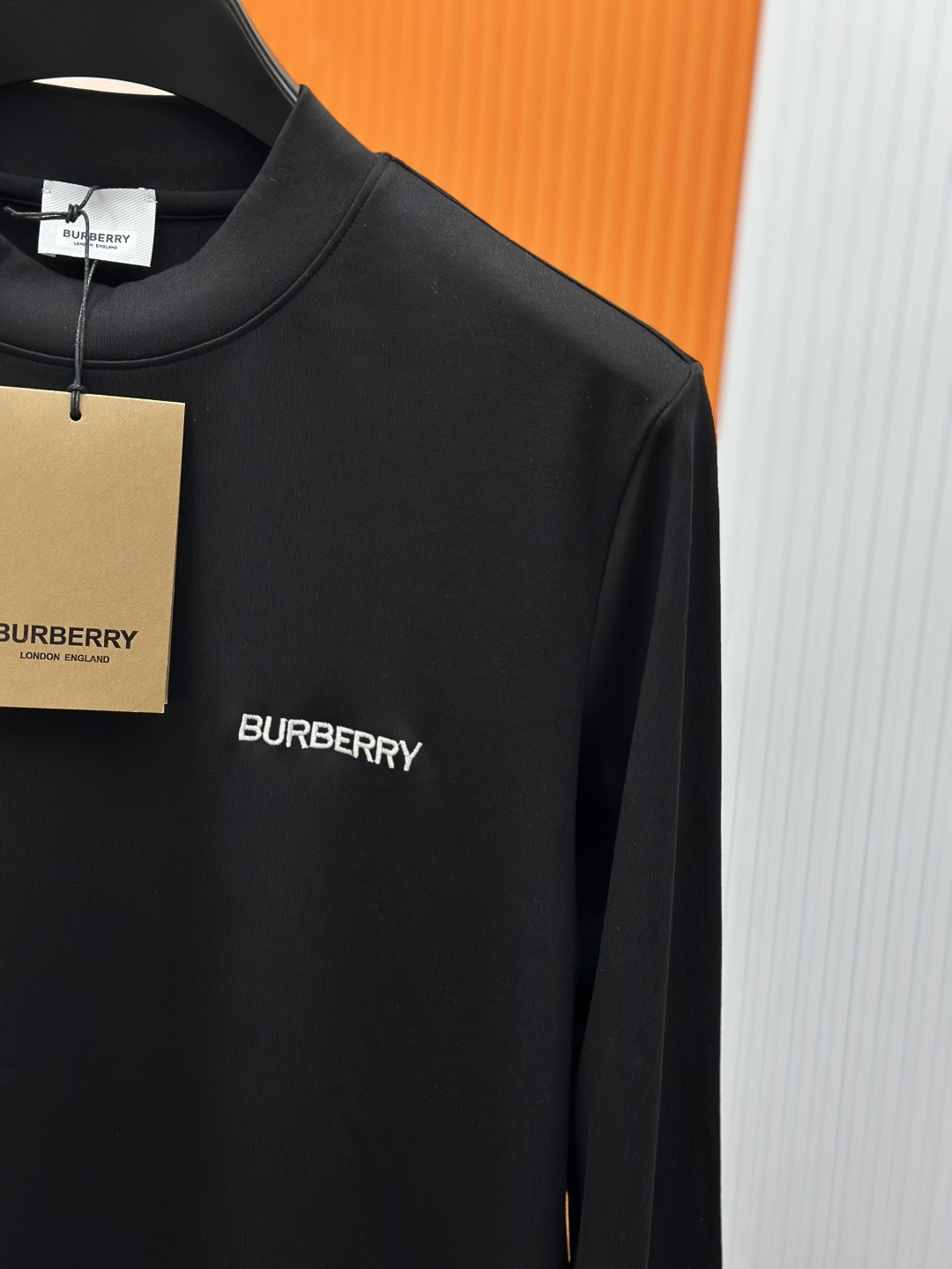 Burberry巴宝莉、2025秋冬新款刺绣长袖打底T恤！选用棉中贵族PIMA棉的高端80支纱线，慕斯棉