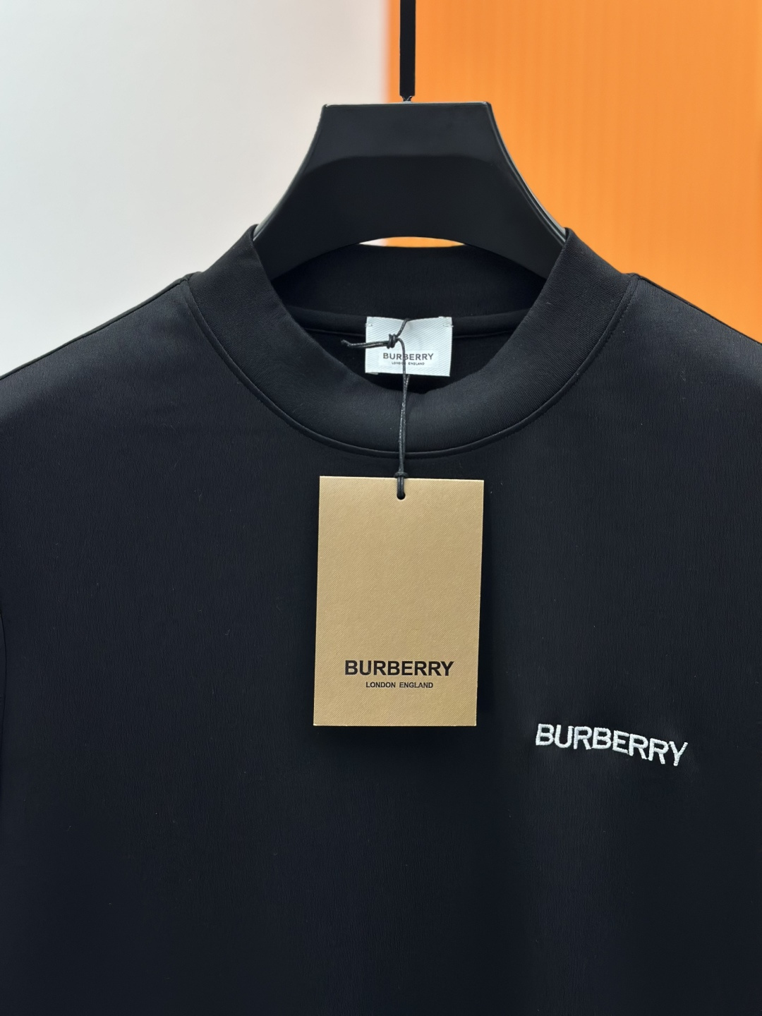 Burberry巴宝莉、2025秋冬新款刺绣长袖打底T恤！选用棉中贵族PIMA棉的高端80支纱线，慕斯棉