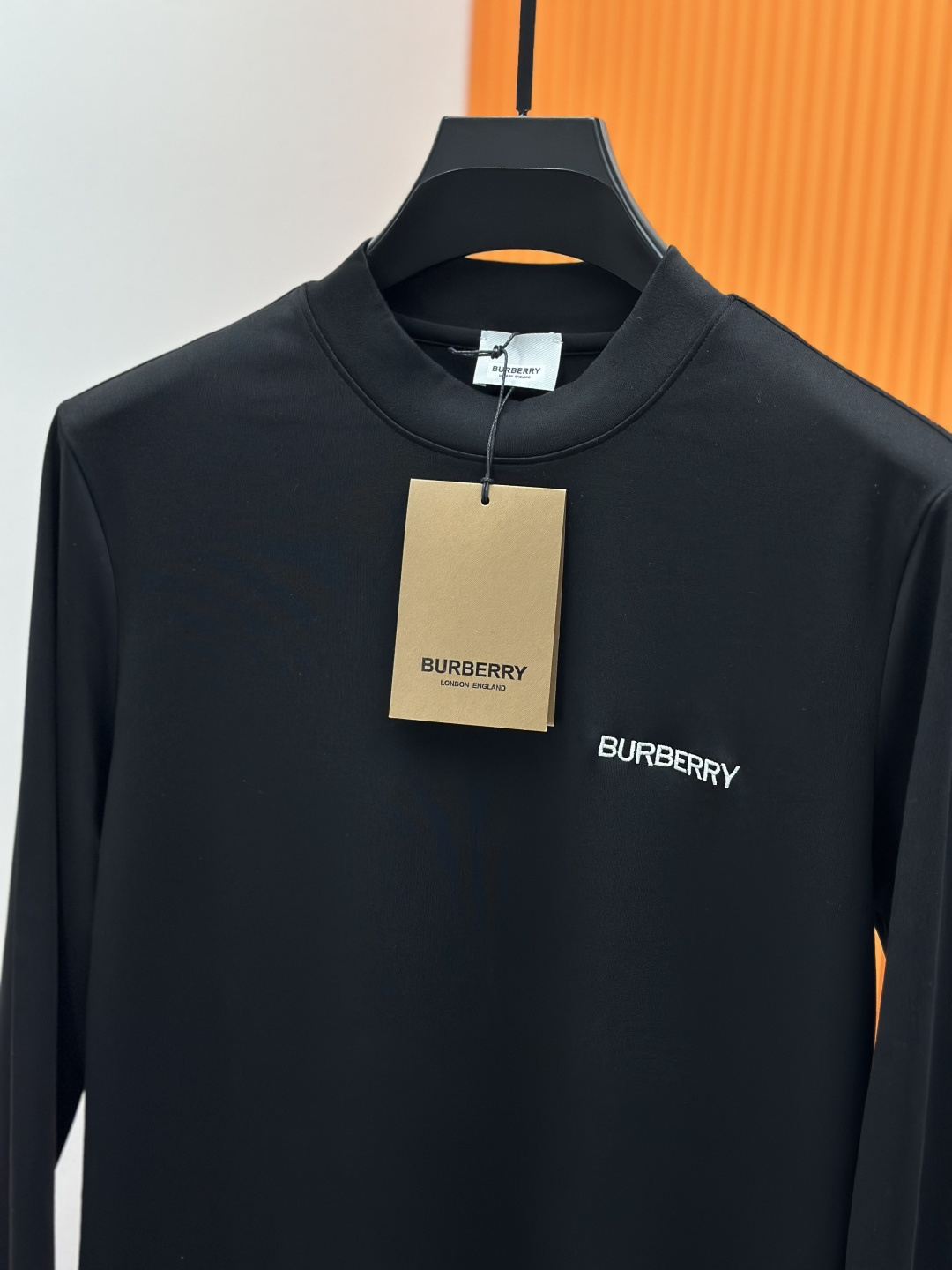 Burberry巴宝莉、2025秋冬新款刺绣长袖打底T恤！选用棉中贵族PIMA棉的高端80支纱线，慕斯棉