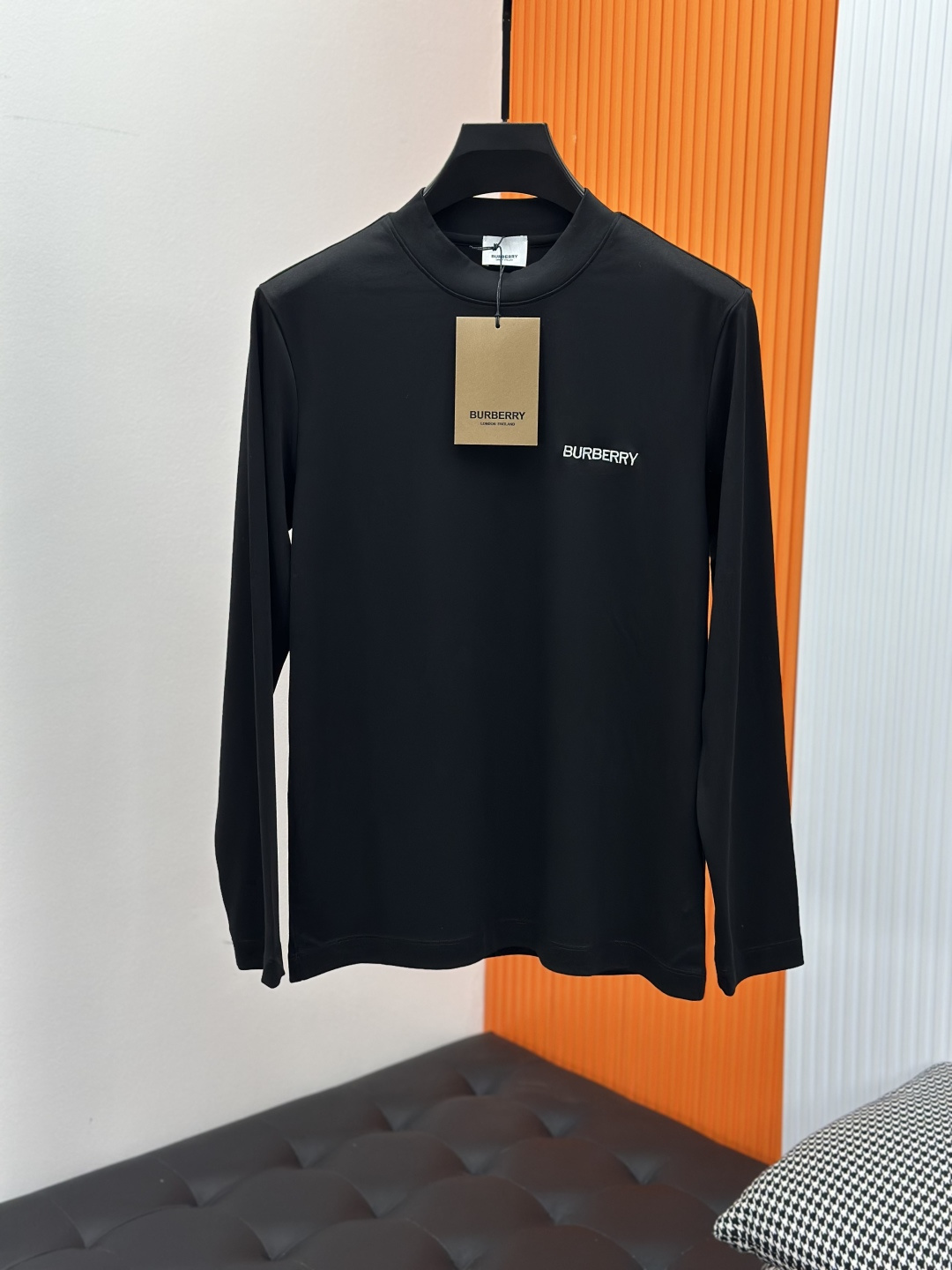 Burberry巴宝莉、2025秋冬新款刺绣长袖打底T恤！选用棉中贵族PIMA棉的高端80支纱线，慕斯棉