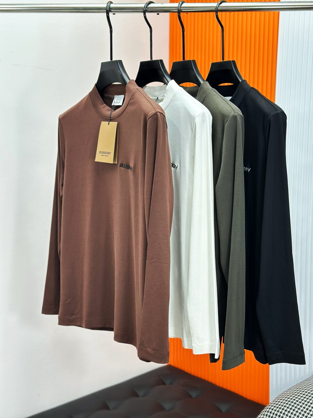 Burberry巴宝莉、2025秋冬新款刺绣长袖打底T恤！选用棉中贵族PIMA棉的高端80支纱线，慕斯棉