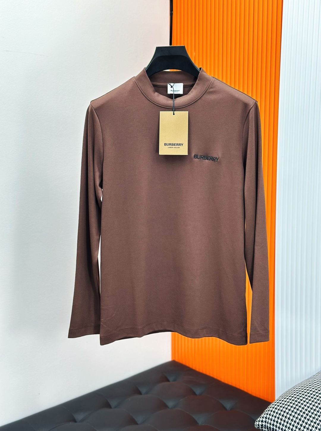 Burberry巴宝莉、2025秋冬新款刺绣长袖打底T恤！选用棉中贵族PIMA棉的高端80支纱线，慕斯棉