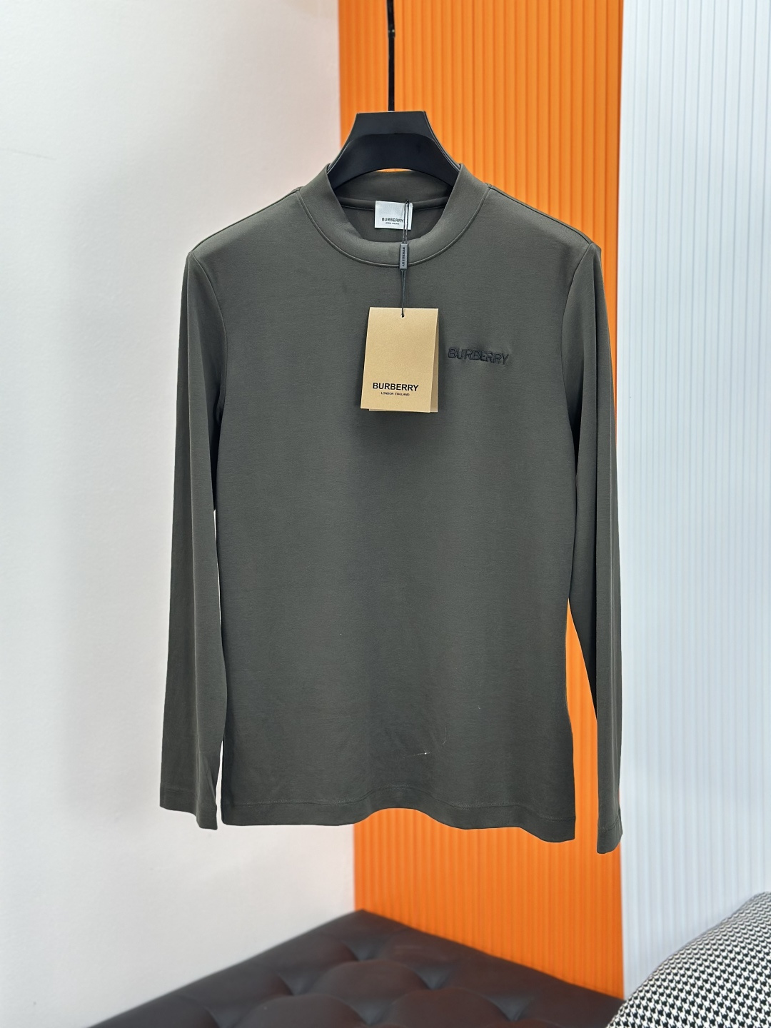 Burberry巴宝莉、2025秋冬新款刺绣长袖打底T恤！选用棉中贵族PIMA棉的高端80支纱线，慕斯棉