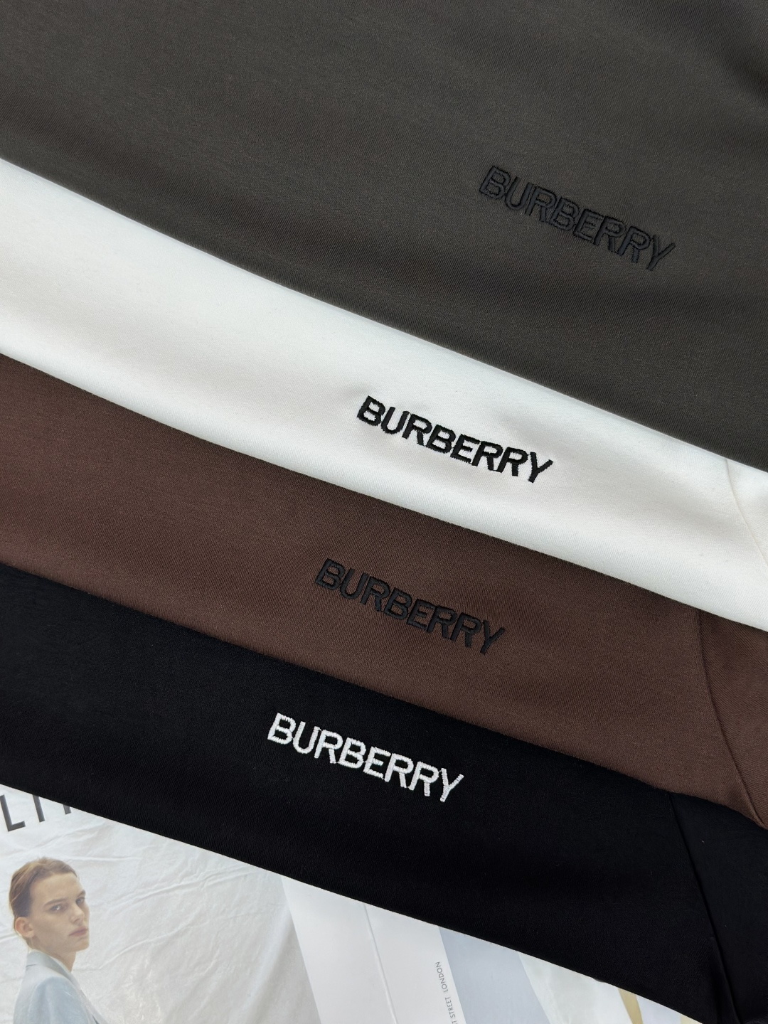 Burberry巴宝莉、2025秋冬新款刺绣长袖打底T恤！选用棉中贵族PIMA棉的高端80支纱线，慕斯棉