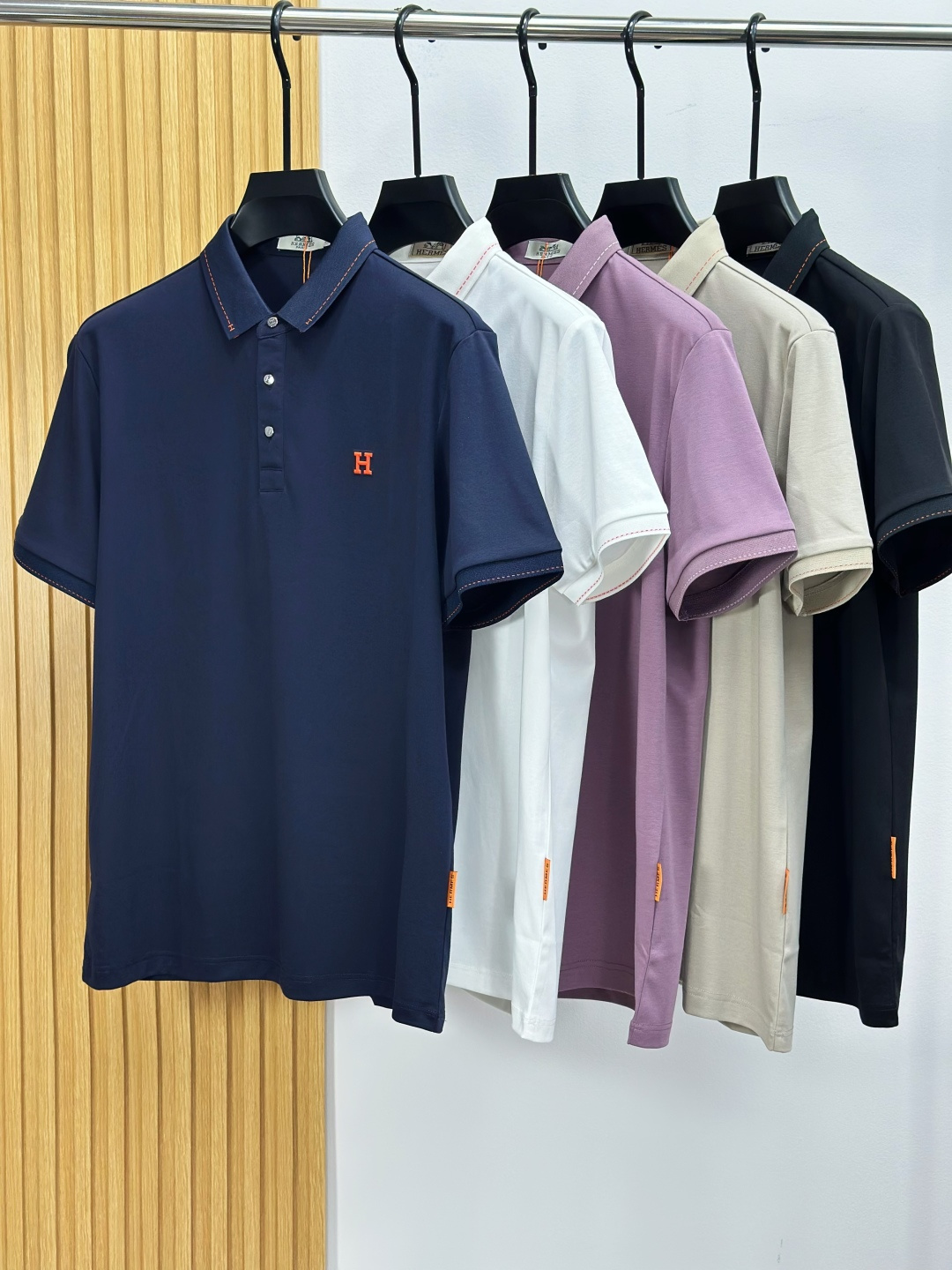 NO:829552,Hermes Hermes 2026ss summer new letter logo men's lapel Polo shirt!  Classic business men's style, the ceiling-level business men's style of high-end men's clothing!  Simple and fashionable yet elegant, it looks great when worn alone, and quality control/details control can be taken away with your eyes closed. It is low-key, luxurious and connotative!  Carefully made of custom-woven Modal cotton supplied by customers, it has excellent breathability and heat dissipation and perspiration properties, and the upper body comfort is completely better than ordinary single-sided jersey tissue!  The classic brand LOGO on the chest is made with top-notch craftsmanship. The LOGO is three-dimensional, clear and full, and has extraordinary texture. Whether it is worn as an inner layer or worn alone, it is a classic product!  The exquisite tailoring process, every detail is handled very standard and delicately, which cannot be compared with other low-end products on the market. It is a must-have basic and versatile Polo shirt for men!  Size M-4XL,,hermes,hermes,19860909Hermes爱马仕2026ss夏季新款字母logo男士翻领Polo衫！经典商务男款,高端男装的天花板级别的商务男款！简约时尚大气不失优雅,单穿内搭体面过人,品质控/细节控的闭眼带走,低调又奢华有内涵！ 客供定织莫代尔棉精心制成,透气性和散热排汗性极佳,上身舒适程度完全优于普通单面汗布组织！胸前经典的品牌LOGO标识,采用顶级工艺打造,LOGO立体清晰饱满,质感非凡的特质,无论是内搭还是单穿都是一款经典领域的产品！精妙绝伦的裁剪工艺,每一个细节处理的非常标准细腻,非市面一般LOW货可以媲美的,男士必入基础百搭款Polo衫推荐！ 尺码M-4XL,,hermes,hermes,,Men's clothing