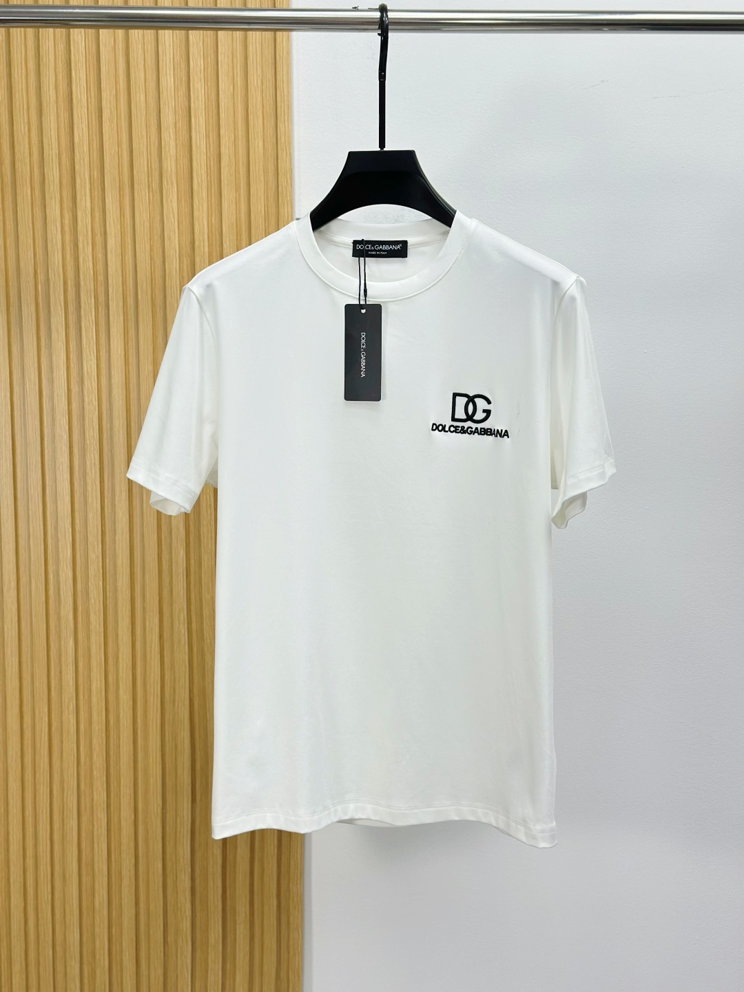 NO:829561,Dolce&Gabbana, 26ss spring and summer new embroidered logo short-sleeved T-shirt!  It uses high-end 80-count yarn of the noble PIMA cotton, mousse cotton fabric, and LYCRA new fiber interweaving and blending. It is finished with complex and advanced liquid ammonia mercerization. The fabric has a mousse-like skin-friendly and delicate touch, and is stiff and not easy to wrinkle, durable to wear and wash, and not easy to deform. It is a very high-end and advanced T-shirt fabric. A must-have for spring and summer!  Size M-4XL,,Dolce&Gabbana,Dolce&Gabbana,T-shirt,tees,t-shirt,19860909Dolce&Gabbana杜嘉班纳、26ss春夏新款刺绣logo短袖T恤！选用棉中贵族PIMA棉的高端80支纱线,慕斯棉面料,配合莱卡(LYCRA)新型纤维交织混纺.并经过复杂先进的液氨丝光整理.让面料拥有慕斯般的亲肤细腻触感,并且具有挺括不易皱, 耐穿洗,不易变形等特性. 是一款非常高端先进的T恤面料.春夏季搭配的必备款！ 尺码M-4XL,,Dolce&Gabbana,Dolce&Gabbana,T-shirt,tees，t-shirt,,Men's clothing