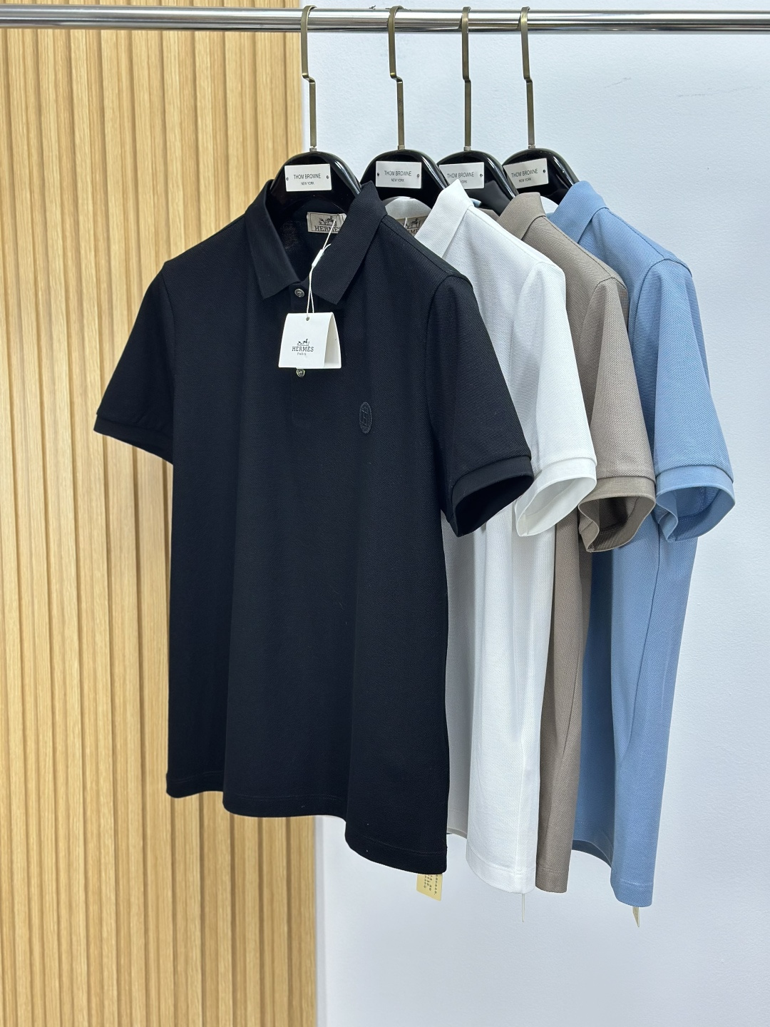 NO:829571,[New product] M-4XL-Hermes men's business casual pique cotton short-sleeved polo POLO shirt, top foreign brand channel product, pure blood quality, original factory OEM product, 25 spring and summer new style, high-end first-line ace series, perfect word-of-mouth product!  !  This POLO shirt is extremely top-notch in terms of appearance and fabric craftsmanship. It is rare in the market and is rare to find and cherish. The style still continues the minimalist and normalized design of the EZ family, taking the light, elegant and capable route to the extreme. It is both solemn and harmonious, restrained, subtle and steady, full of unique charm and style, integrating fashion and temperament!  The customer supplies high-grade Pima cotton material imported from Peru. We select high-grade long-staple cotton raw materials with excellent light. It is a soft gold in cotton. The output is very rare. It has been custom-woven and dyed in a century-old Italian workshop to create an extremely excellent texture. The fabric properties are all superior, the texture is fine, natural and soft, with perfect combination of comfort and breathability. The tactile experience is self-evident, and the gloss is excellent!  The details are perfect, with a fashionable three-button placket and a contrasting lapel design, which is quite elegant and high-end. The brand badge logo is decorated on the chest, which is a perfect soul-like embellishment. The iconic coffee-colored webbing element is retained at the hem opening and closing!  The color matching is versatile, and each color can interpret a unique styling effect. It is a polo POLO shirt that highlights your temperament and taste. It is a perfect combination of business and leisure for urban high-end elites and petty bourgeoisie!  ,,hermes,hermes,T-shirt,gold,19860909【新品】M-4XL-Hermes爱马仕男士商务休闲珠地棉短袖马球POLO衫,顶级洋行渠道货,纯正血统品质,原厂代工出品,25年春夏新款,高端一线王牌系列,完美口碑化产物！！ 品相与面料工艺都极为拔尖的一款POLO衫,市面稀罕少见,且遇且珍惜,风格仍延续EZ家极简常态化的设计,将轻熟优雅干练的路线发挥到极致,亦庄亦谐,内敛含蓄稳重,充满独特魅力格调,集时髦与气质于一身！ 客供秘鲁进口高级匹马棉物料,甄选光照极好的上等长绒棉花原料,属于棉花中的软黄金,产量非常稀有,经过意大利百年工坊定织定染,缔造出极为出色的质感,面料属性皆为上乘,肌理细腻自然柔软,舒适性与透气性完美兼备,触感体验不言而喻,光泽感极好！ 细节完美如斯,时髦三扣开合门襟,搭载撞色的翻领设计,颇为优雅高级,胸前饰有品牌徽章标识体,属于灵魂式的完美点缀,下摆开合处保留了标志性咖色织带元素！ 配色万能百搭,每色都可诠释出别具一格的造型效果,非常凸显气质和品位的一款马球POLO衫,都市高端精英小资商务与休闲完美兼备！,,hermes,hermes,T-shirt,gold,,Men's clothing