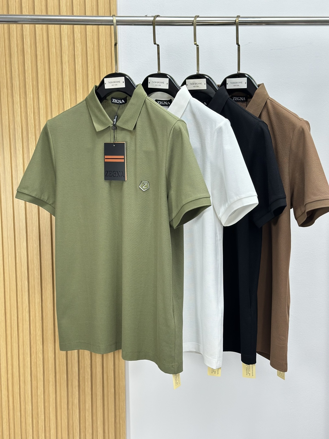 NO:829581,[New product] M-4XL-EZ Zegna men's business casual pique cotton short-sleeved polo POLO shirt, top foreign brand channel product, pure blood quality, original factory OEM product, 25 spring and summer new style, high-end first-line ace series, perfect word-of-mouth product!  !  This POLO shirt is extremely top-notch in terms of appearance and fabric craftsmanship. It is rare in the market and is rare to find and cherish. The style still continues the minimalist and normalized design of the EZ family, taking the light, elegant and capable route to the extreme. It is both solemn and harmonious, restrained, subtle and steady, full of unique charm and style, integrating fashion and temperament!  The customer supplies high-grade Pima cotton material imported from Peru. We select high-grade long-staple cotton raw materials with excellent light. It is a soft gold in cotton. The output is very rare. It has been custom-woven and dyed in a century-old Italian workshop to create an extremely excellent texture. The fabric properties are all superior, the texture is fine, natural and soft, with perfect combination of comfort and breathability. The tactile experience is self-evident, and the gloss is excellent!  The details are perfect, with a fashionable three-button placket and a contrasting lapel design, which is quite elegant and high-end. The brand badge logo is decorated on the chest, which is a perfect soul-like embellishment. The iconic coffee-colored webbing element is retained at the hem opening and closing!  The color matching is versatile, and each color can interpret a unique styling effect. It is a polo POLO shirt that highlights your temperament and taste. It is a perfect combination of business and leisure for urban high-end elites and petty bourgeoisie!  ,,zegna,T-shirt,gold,19860909【新品】M-4XL-EZ家杰尼亚男士商务休闲珠地棉短袖马球POLO衫,顶级洋行渠道货,纯正血统品质,原厂代工出品,25年春夏新款,高端一线王牌系列,完美口碑化产物！！ 品相与面料工艺都极为拔尖的一款POLO衫,市面稀罕少见,且遇且珍惜,风格仍延续EZ家极简常态化的设计,将轻熟优雅干练的路线发挥到极致,亦庄亦谐,内敛含蓄稳重,充满独特魅力格调,集时髦与气质于一身！ 客供秘鲁进口高级匹马棉物料,甄选光照极好的上等长绒棉花原料,属于棉花中的软黄金,产量非常稀有,经过意大利百年工坊定织定染,缔造出极为出色的质感,面料属性皆为上乘,肌理细腻自然柔软,舒适性与透气性完美兼备,触感体验不言而喻,光泽感极好！ 细节完美如斯,时髦三扣开合门襟,搭载撞色的翻领设计,颇为优雅高级,胸前饰有品牌徽章标识体,属于灵魂式的完美点缀,下摆开合处保留了标志性咖色织带元素！ 配色万能百搭,每色都可诠释出别具一格的造型效果,非常凸显气质和品位的一款马球POLO衫,都市高端精英小资商务与休闲完美兼备！,,zegna,T-shirt,gold,,Men's clothing