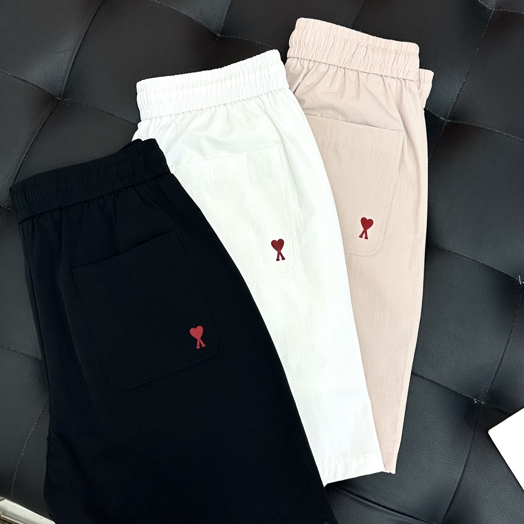 NO:845563,Amy Shorts 26SS new spring and summer drawstring casual pants. These pants adopt the design of big brands to create a fashionable and trendy feel. The details are exquisitely processed and show super high quality!  This trousers is made of imported nylon that is quick-drying and has extremely strong breathability and moisture absorption properties. It is very cool and comfortable to wear in summer and will not feel stuffy. Such high-end fabrics are not comparable to those of low-end products on the market!  Just close your eyes and stop!  Size M-XXXL,,amiri,shorts,19860909艾米短裤26SS春夏新款抽绳休闲裤,这款裤采用大牌的设计打造时尚潮流感,细节处理精致到位,展现超高的品质！ 这款裤装采用客供进口锦纶速干,透气与吸湿性能极为强大,夏天穿着非常凉爽舒适,不会觉得闷热,如此高端的面料不是一般市面LOW可以媲美的！赶紧闭眼收吧！ 尺码M-XXXL,,amiri,shorts,,Men's clothing