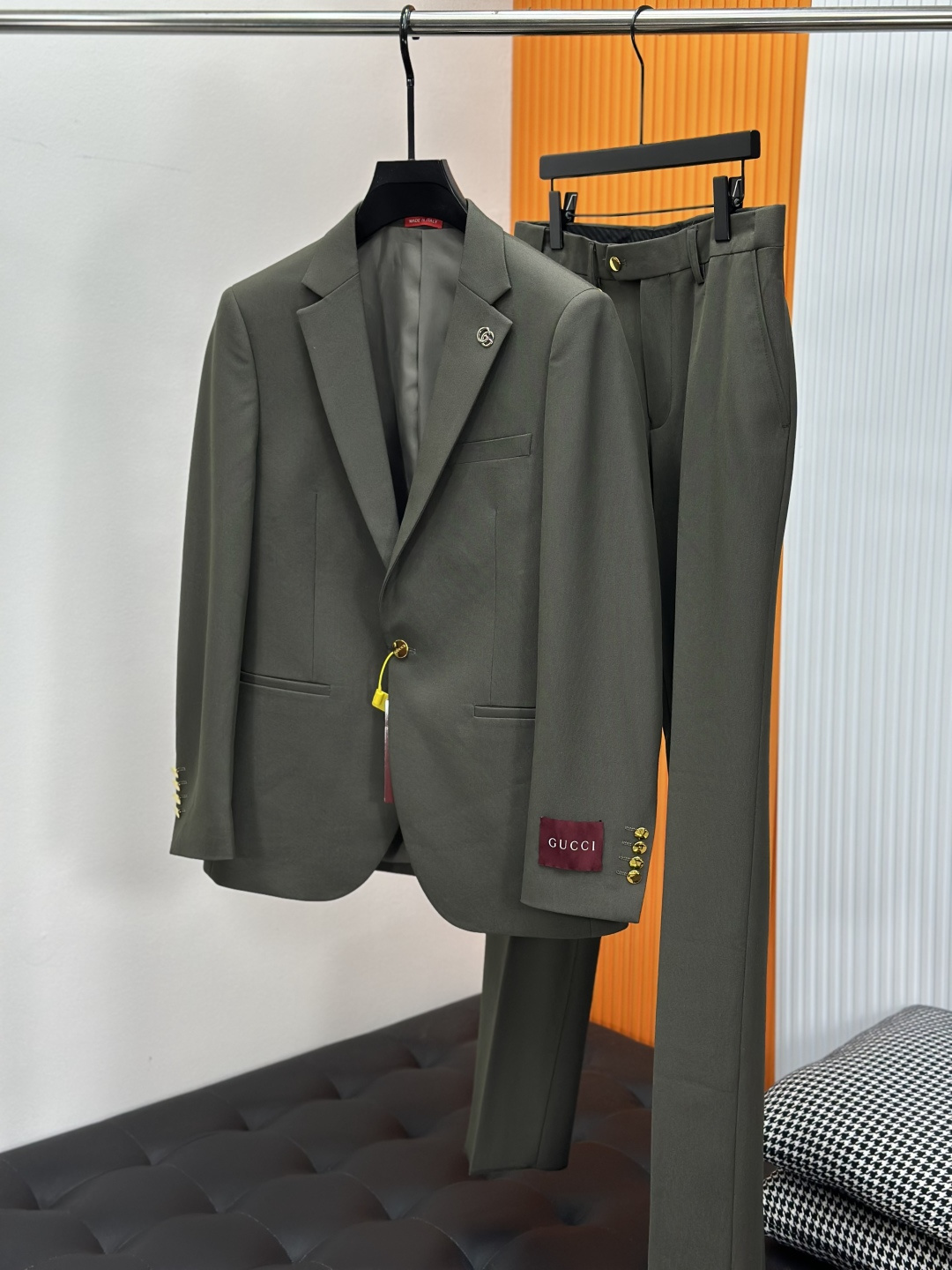 NO:937604,/Set. Single suit P, trousers P. Gucci Gucci spring and autumn new suit suit, foreign trade company order. Simple casual suit jacket, imported original polyester fiber fabric, breathable, soft and warm, very straight and drapey, the whole piece of clothing is neat and smooth, all hardware accessories are customer-supplied top accessories with logos. At first glance, it is high-end fabrics. This kind of fabrics are all custom-woven. There is no such thing as good products from regular large factories. There is nothing picky about them.  Such a coat is a regular wear and very practical. Sizes include jackets 46-58, pants 29-38, gucci, jackets & coats, business suits,19860909/套.单西P、西裤P. Gucci古奇春秋新款西服套装,外贸公司订单 简约休闲西装外套, 进口原版聚酯纤维面料,透气柔软保暖性很强,笔挺垂感十足,整件衣服车工走线整齐平整,所有五金附料都是客供带logo顶级配件 一看就是高档的面料 这种面料都是定织的 外面根本就没有 正规大厂途径出来的好货,无任何有挑剔的地方 这样的一件外套属于常备常穿的,实用性很强.尺码外套46-58、裤子29-38,,gucci,jackets & coats,business suit,,Men's clothing