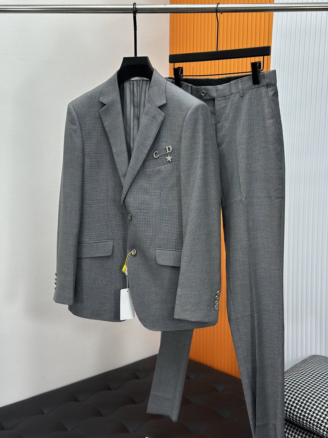 NO:937606,/ Set. Single suit P, trousers P. Dior Dior spring and autumn new suit suit, foreign trade company order simple casual suit jacket, imported original polyester fiber fabric, breathable, soft and warm, very straight and drapey, the whole piece of clothing is neat and smooth, all hardware accessories are top-notch accessories with logos supplied by customers. At first glance, it is high-end fabrics. This kind of fabrics are all custom-woven. There is no such thing as good products from regular large factories. There is nothing picky about them.  Such a coat is a regular wear and is very practical. Sizes include jackets 46-58, pants 29-38, dior, dior, jackets & coats, business suit,19860909/套.单西P、西裤P. Dior迪奥春秋新款西服套装,外贸公司订单 简约休闲西装外套, 进口原版聚酯纤维面料,透气柔软保暖性很强,笔挺垂感十足,整件衣服车工走线整齐平整,所有五金附料都是客供带logo顶级配件 一看就是高档的面料 这种面料都是定织的 外面根本就没有 正规大厂途径出来的好货,无任何有挑剔的地方 这样的一件外套属于常备常穿的,实用性很强.尺码外套46-58、裤子29-38,,dior,dior,jackets & coats,business suit,,Men's clothing