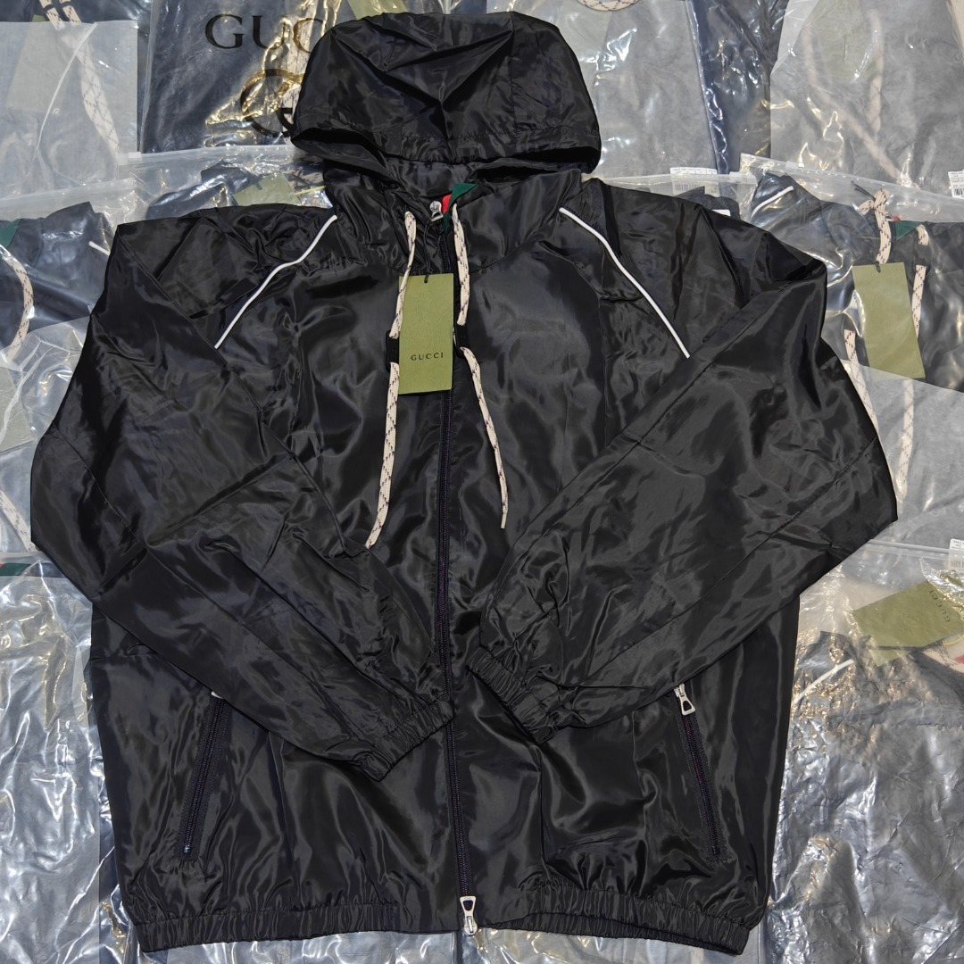 Gucci GUC Chaqueta tipo bomber con capucha y bolsillos con cremallera de diseño de líneas. Foto real del lote