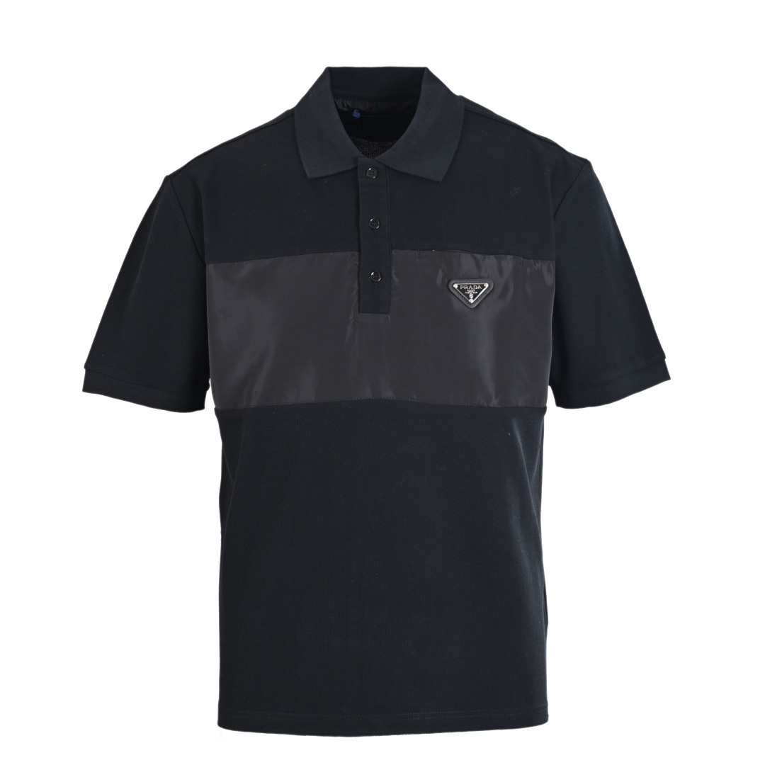 (Versión superior) El polo de manga corta con logo triangular de retales PRADA PRD está hecho de tela piqué de 220 g, t…