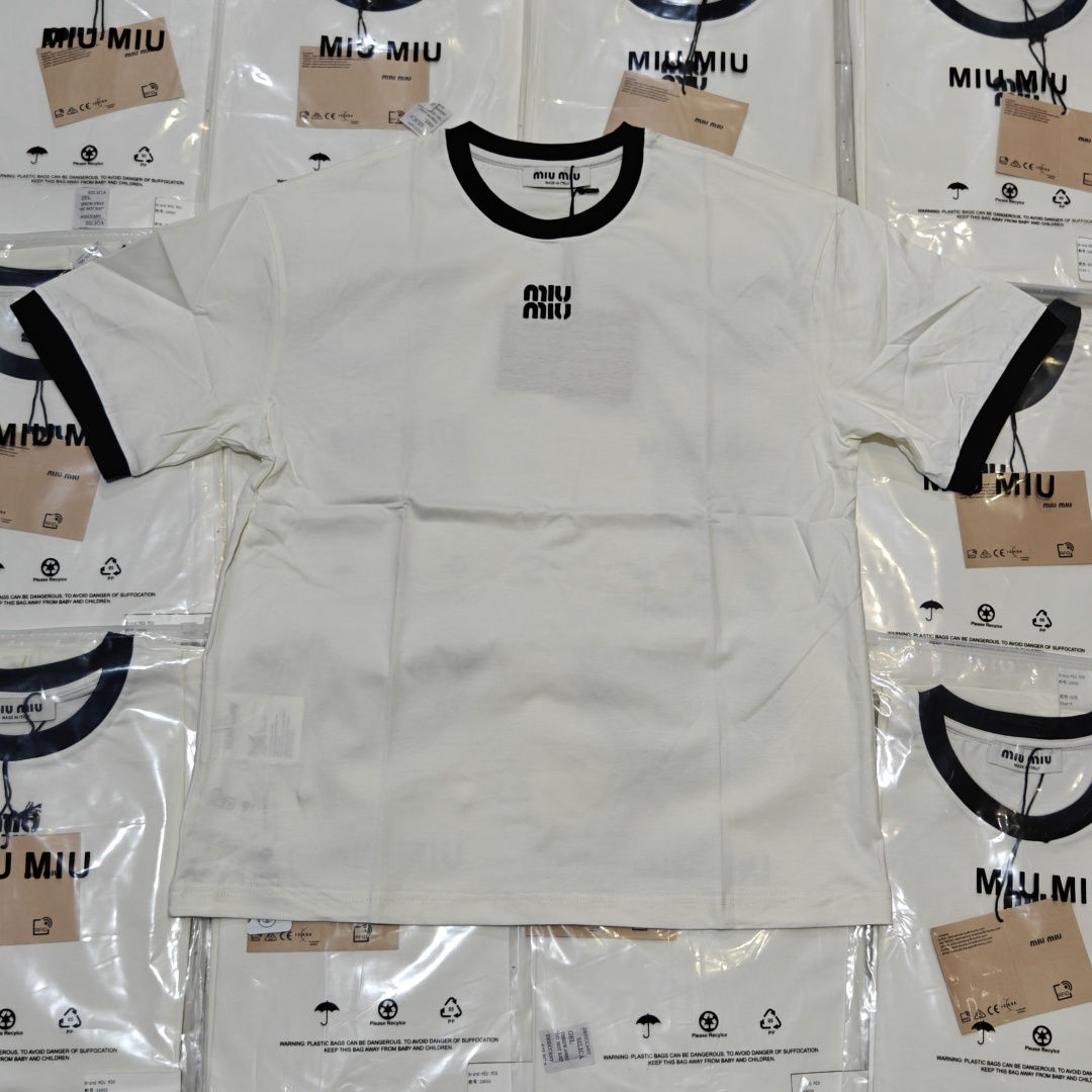 MIU MIU 缪缪 MM camiseta de manga corta con cuello de contraste y logo bordado, foto real del lote