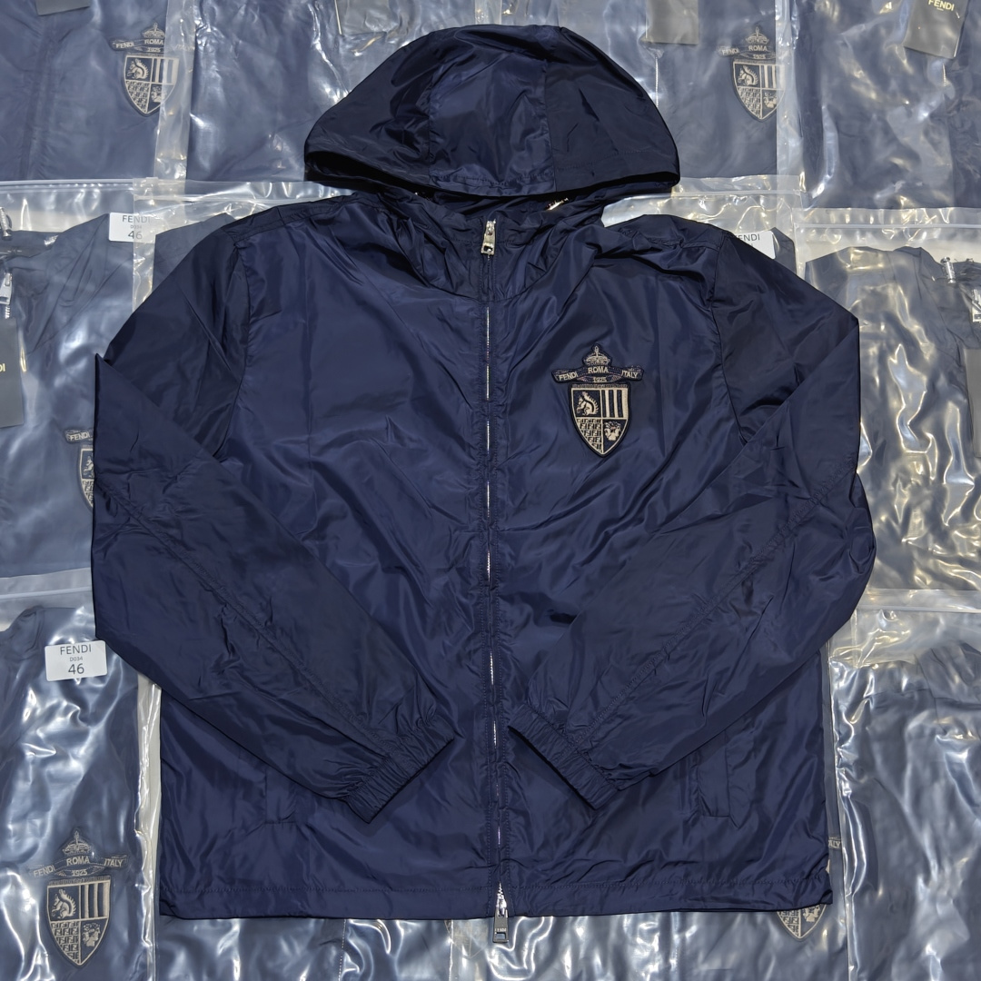 FENDI FD Chaqueta con capucha y insignia, foto real del lote