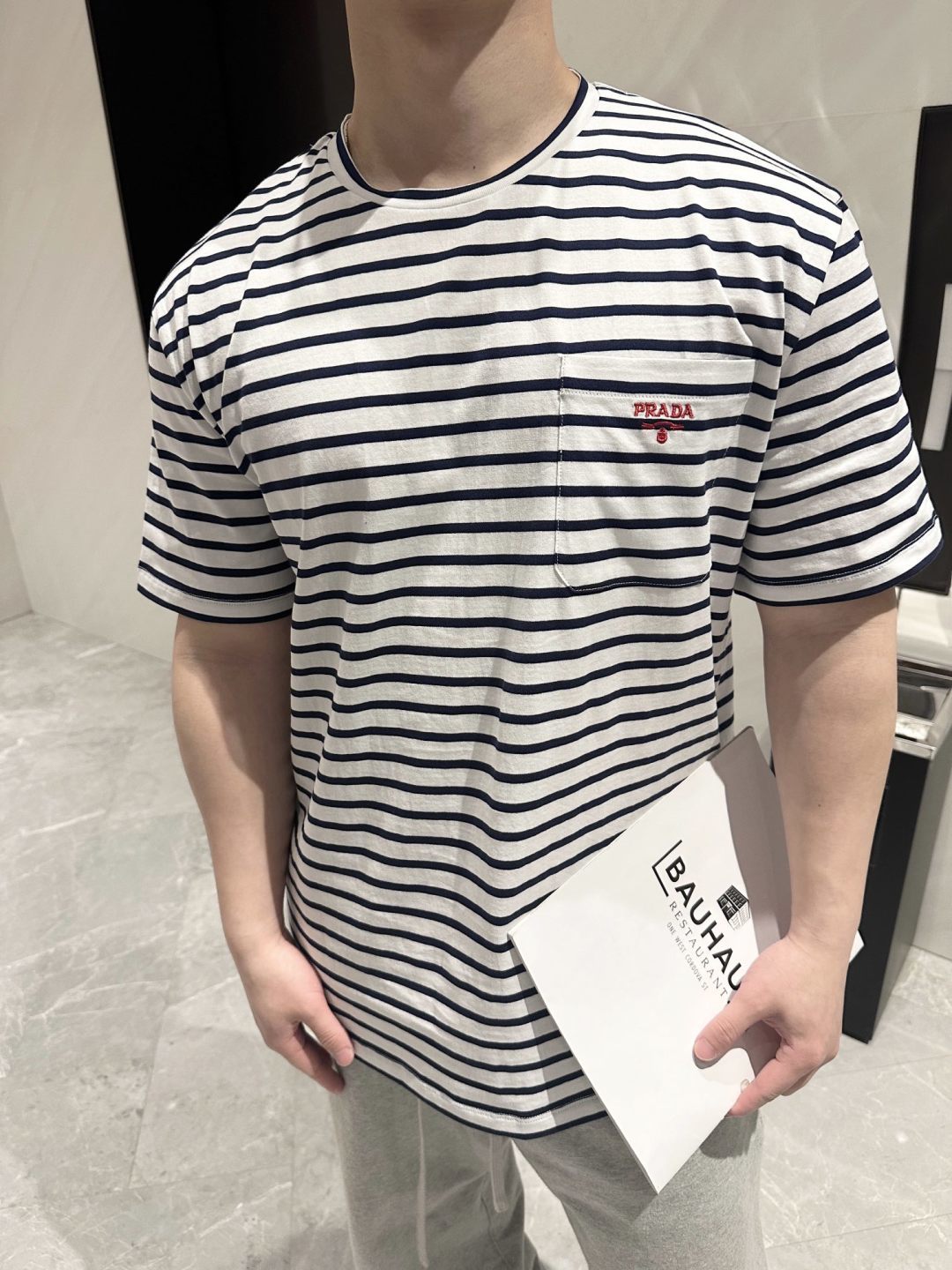 PRADA普拉达PRD 白刺绣红条纹口袋短袖T恤  上身效果#