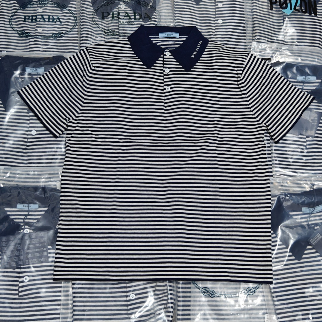 PRADA PRD 25SS Polo de punto de manga corta a rayas azules y blancas imagen de archivo grande