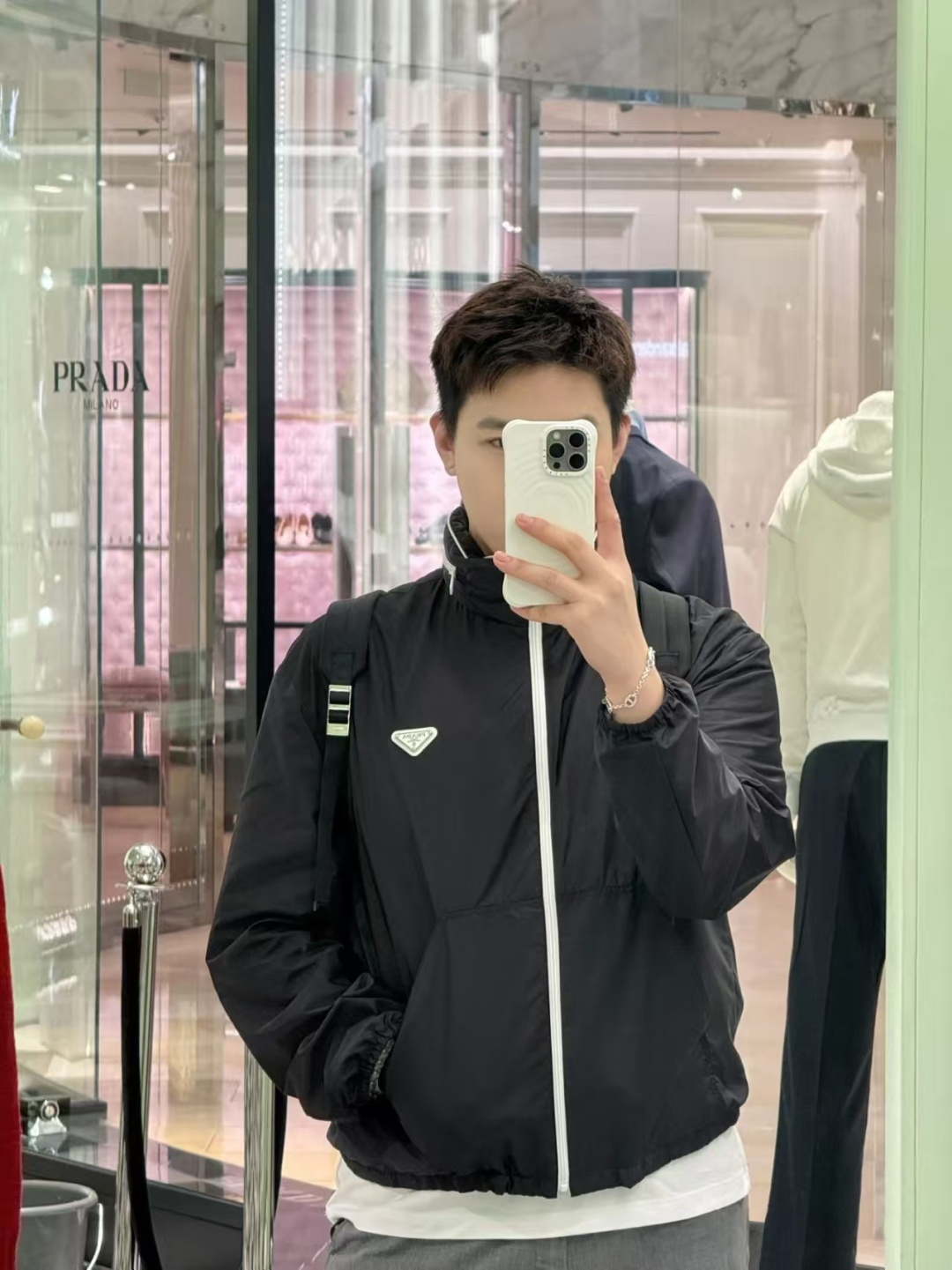 PRADA普拉达PRD 白拉链露营风连帽夹克外套 上身效果#