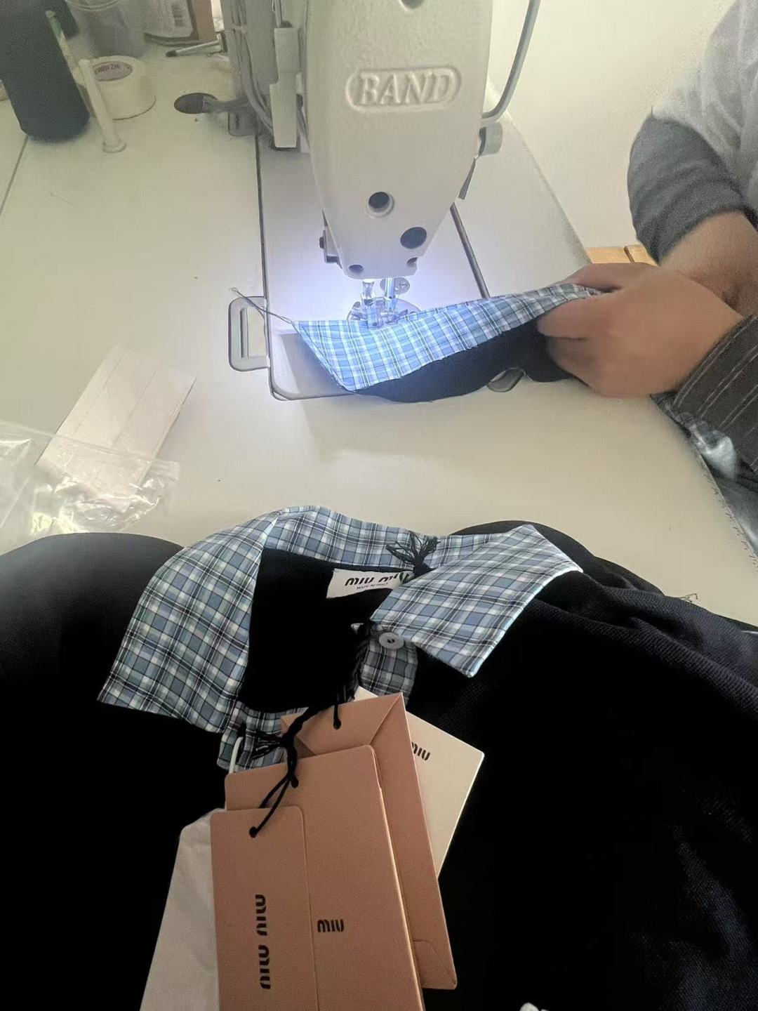 MIU MIU缪缪MM 蓝格领徽标短袖POLO衫 生产工序