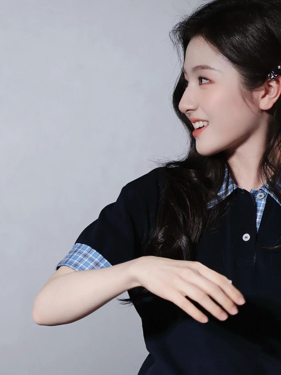 MIU MIU 缪缪 MM polo de manga corta con cuello a cuadros azules y logo, referencia de uso
