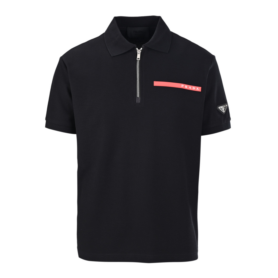 (Versión superior) Polo PRADA PRD de manga corta con media cremallera y triángulo con rayas rojas, logo de cuero rojo P…