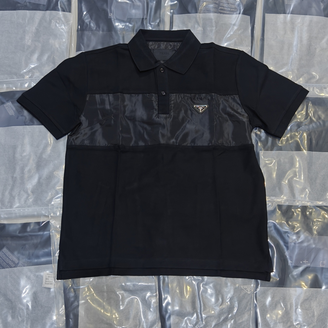 PRADA PRD Polo de manga corta con dos botones, parche triangular y etiqueta de tela. Imagen del producto en grandes can…