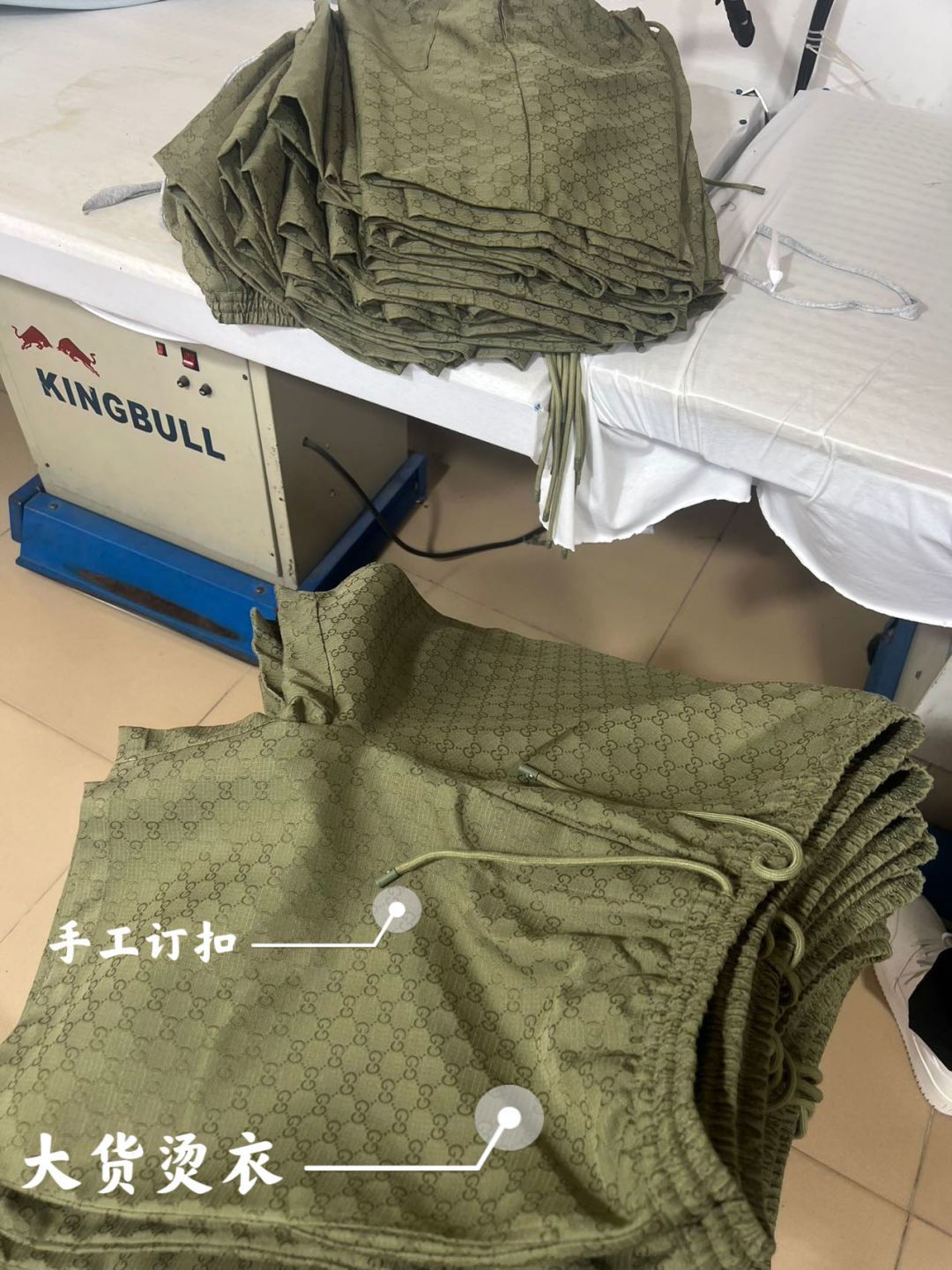 GUCCI古驰GUC GG全印提花短裤 生产工序