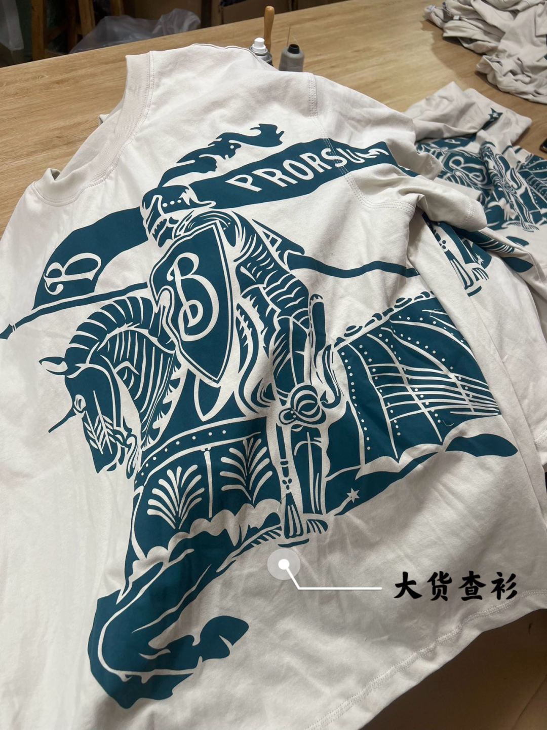 Proceso de producción de camisetas de manga corta ecuestre BURBERRY BBR War Horse Knight