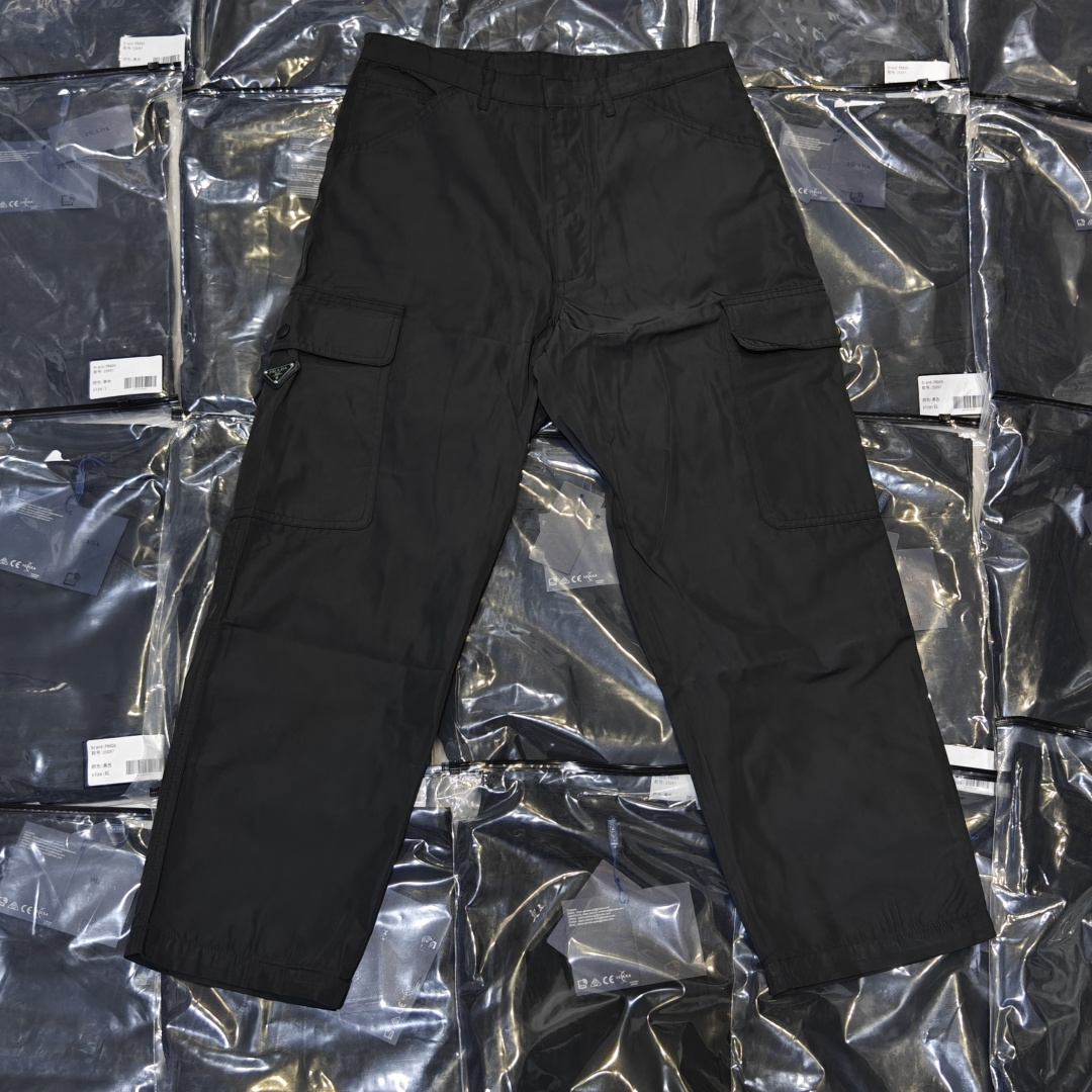 Pantalón PRADA PRD con bolsillo con logo metálico, toma real