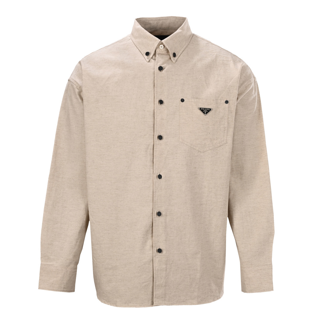 正品级💰390 PRADA普拉达PRD 纯色单排亚麻长袖衬衫 正品8539购入，采用亚麻棉质混纺，成衣酵洗，手工包缝，定制1：1三角标，定制1：1工字扣，定制1：1纽扣，定制1：1商标，宽松版型 Size：S-XL