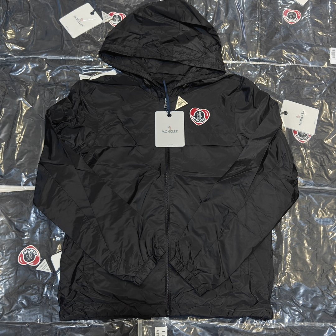 Chaqueta con capucha Moncler MC edición limitada de San Valentín con corazón, foto real del lote
