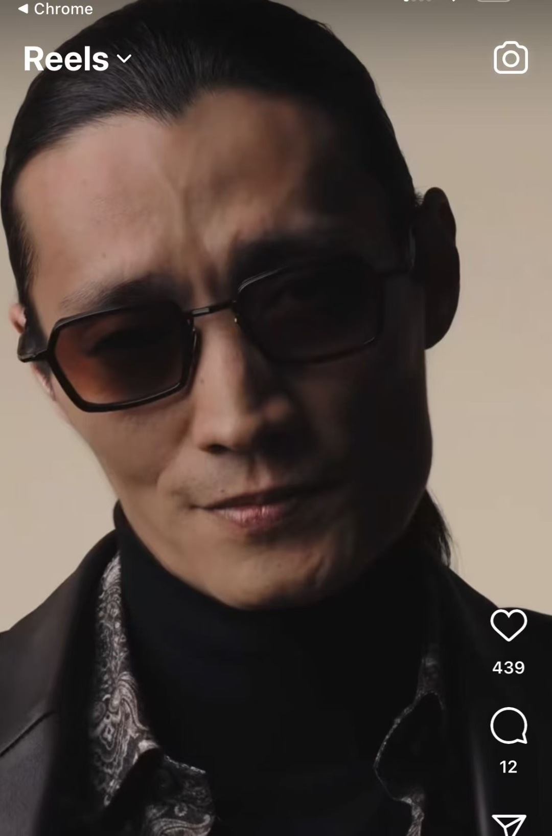 John Dalia马丁框架呈现了柔软正方形轮廓和结构化镀金元素的完美融合，提供了一个复杂的平衡，优雅与