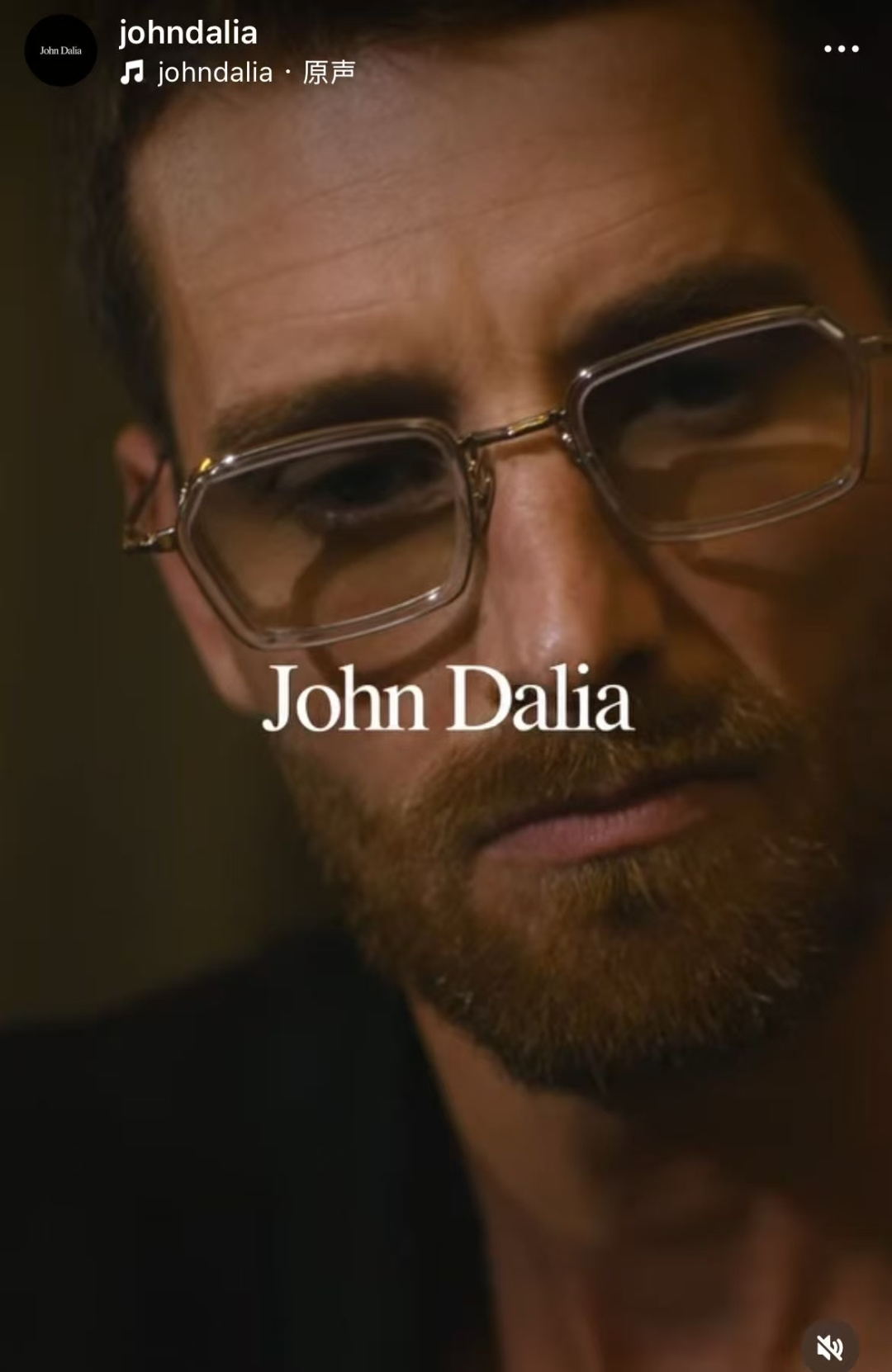 John Dalia马丁框架呈现了柔软正方形轮廓和结构化镀金元素的完美融合，提供了一个复杂的平衡，优雅与