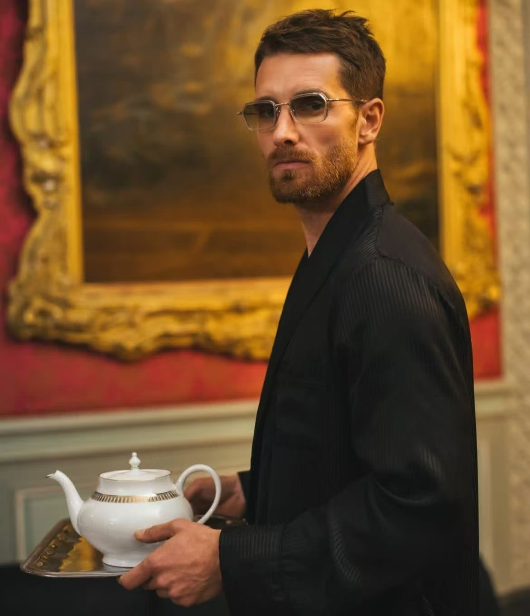 John Dalia马丁框架呈现了柔软正方形轮廓和结构化镀金元素的完美融合，提供了一个复杂的平衡，优雅与