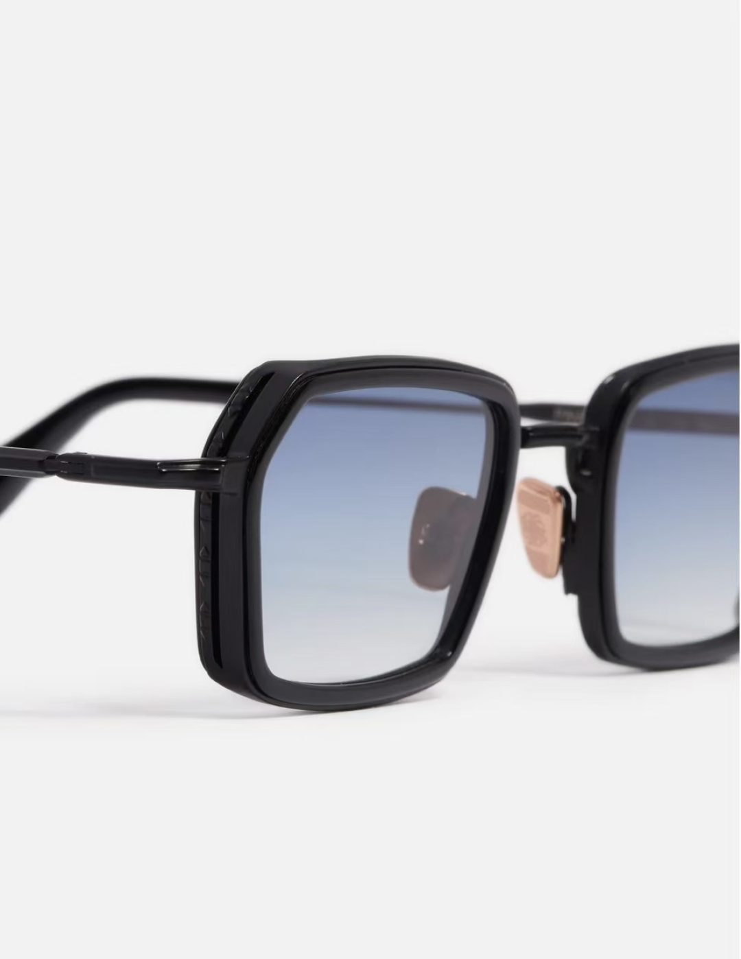 John Dalia马丁框架呈现了柔软正方形轮廓和结构化镀金元素的完美融合，提供了一个复杂的平衡，优雅与