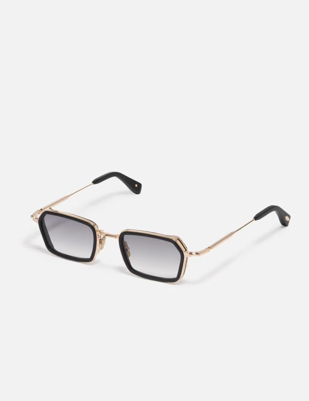 John Dalia马丁框架呈现了柔软正方形轮廓和结构化镀金元素的完美融合，提供了一个复杂的平衡，优雅与