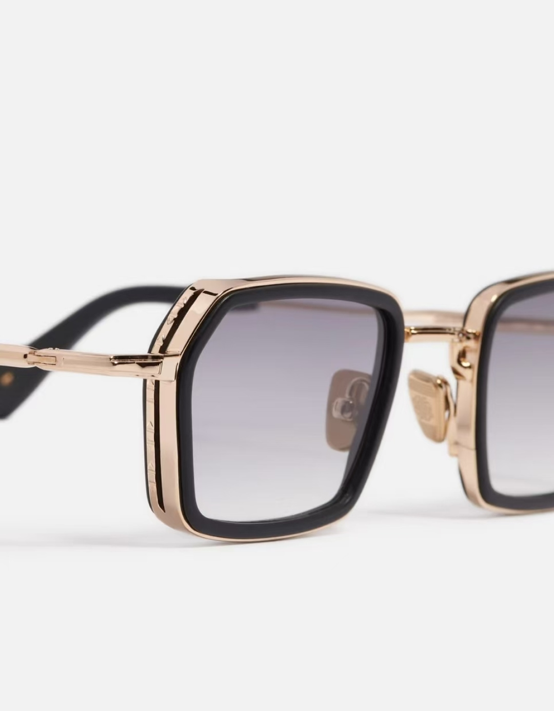 John Dalia马丁框架呈现了柔软正方形轮廓和结构化镀金元素的完美融合，提供了一个复杂的平衡，优雅与