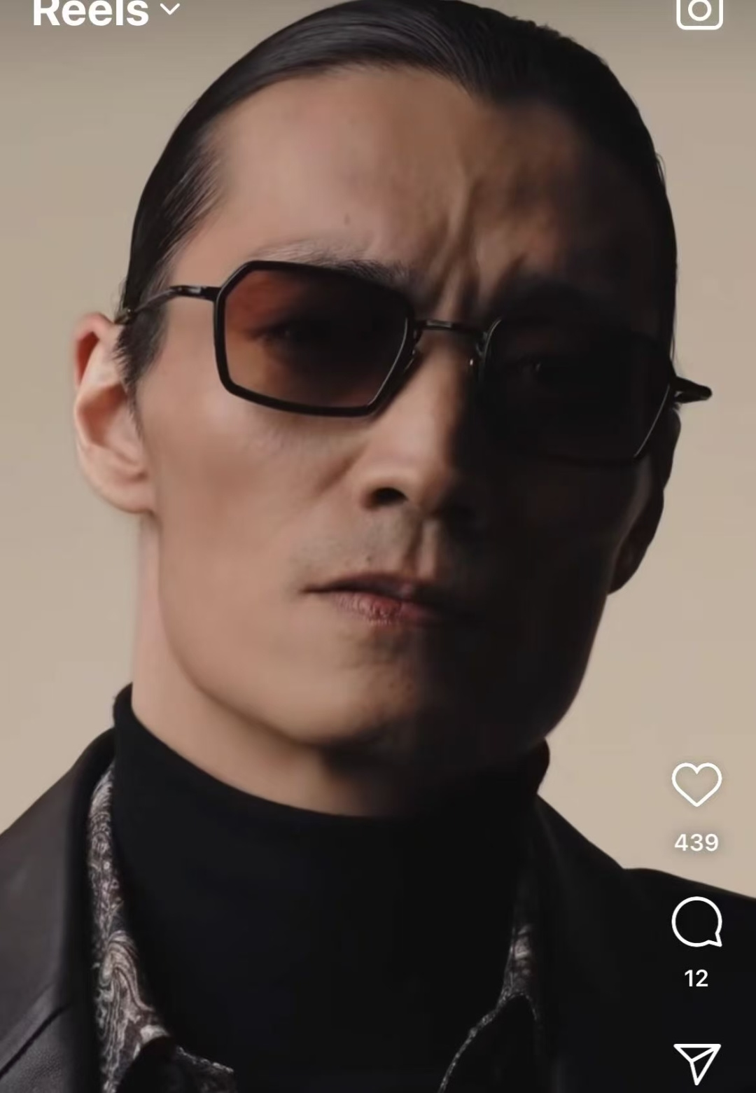 John Dalia马丁框架呈现了柔软正方形轮廓和结构化镀金元素的完美融合，提供了一个复杂的平衡，优雅与