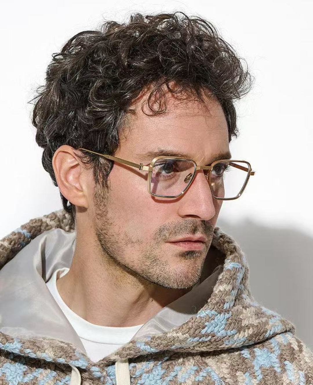 AKONI 著名日本工匠独特的手工技能，Giano眼镜的设计灵感源自地球观测卫星，将创新与精致视角完美融