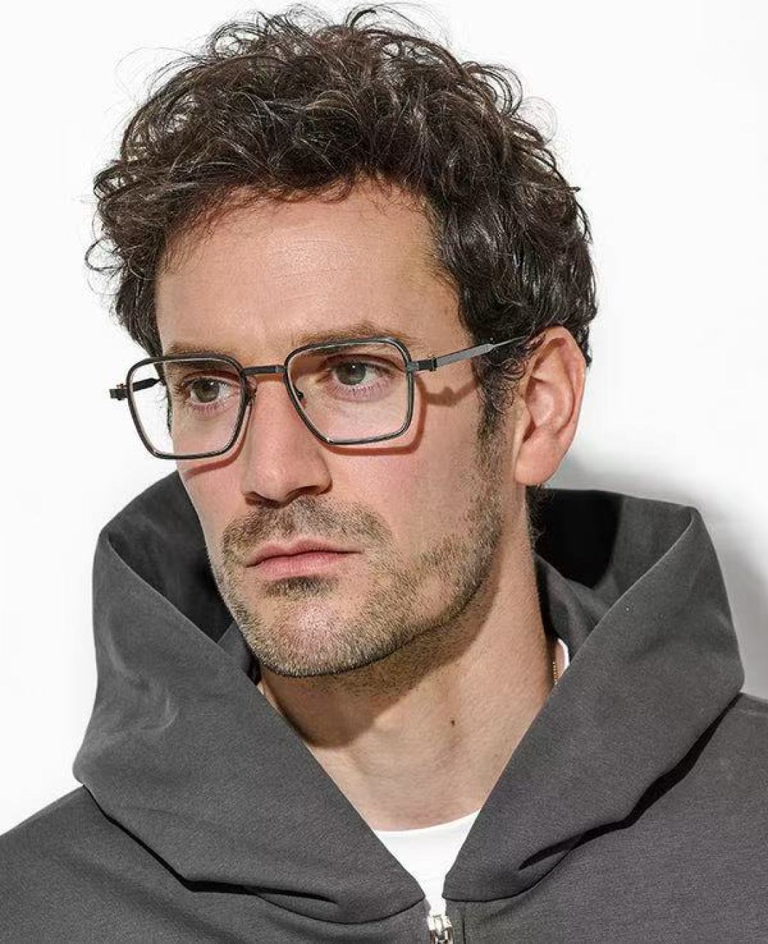 AKONI 著名日本工匠独特的手工技能，Giano眼镜的设计灵感源自地球观测卫星，将创新与精致视角完美融