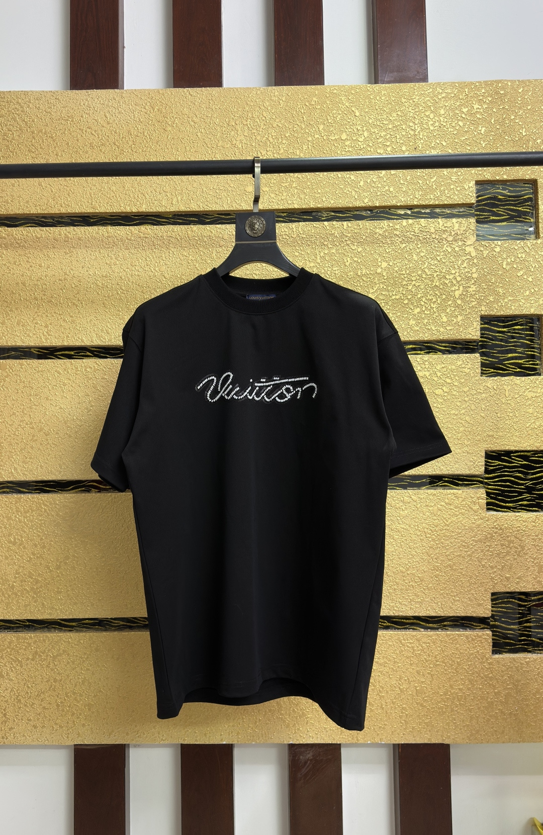 P90 Estricto control de calidad, detalles artesanales (diferentes monedas) Estilo: Camiseta de manga corta Louis L.V Te…